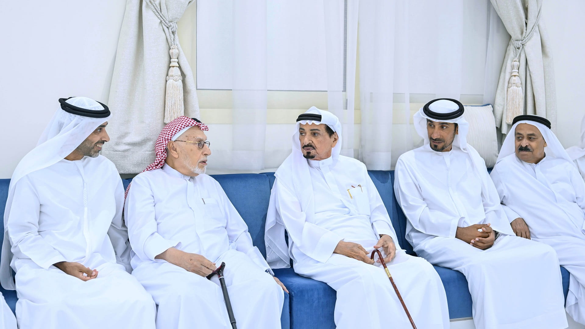 صورة بعنوان: حاكم عجمان يقدم واجب العزاء بوفاة حميد سيف المهيري 