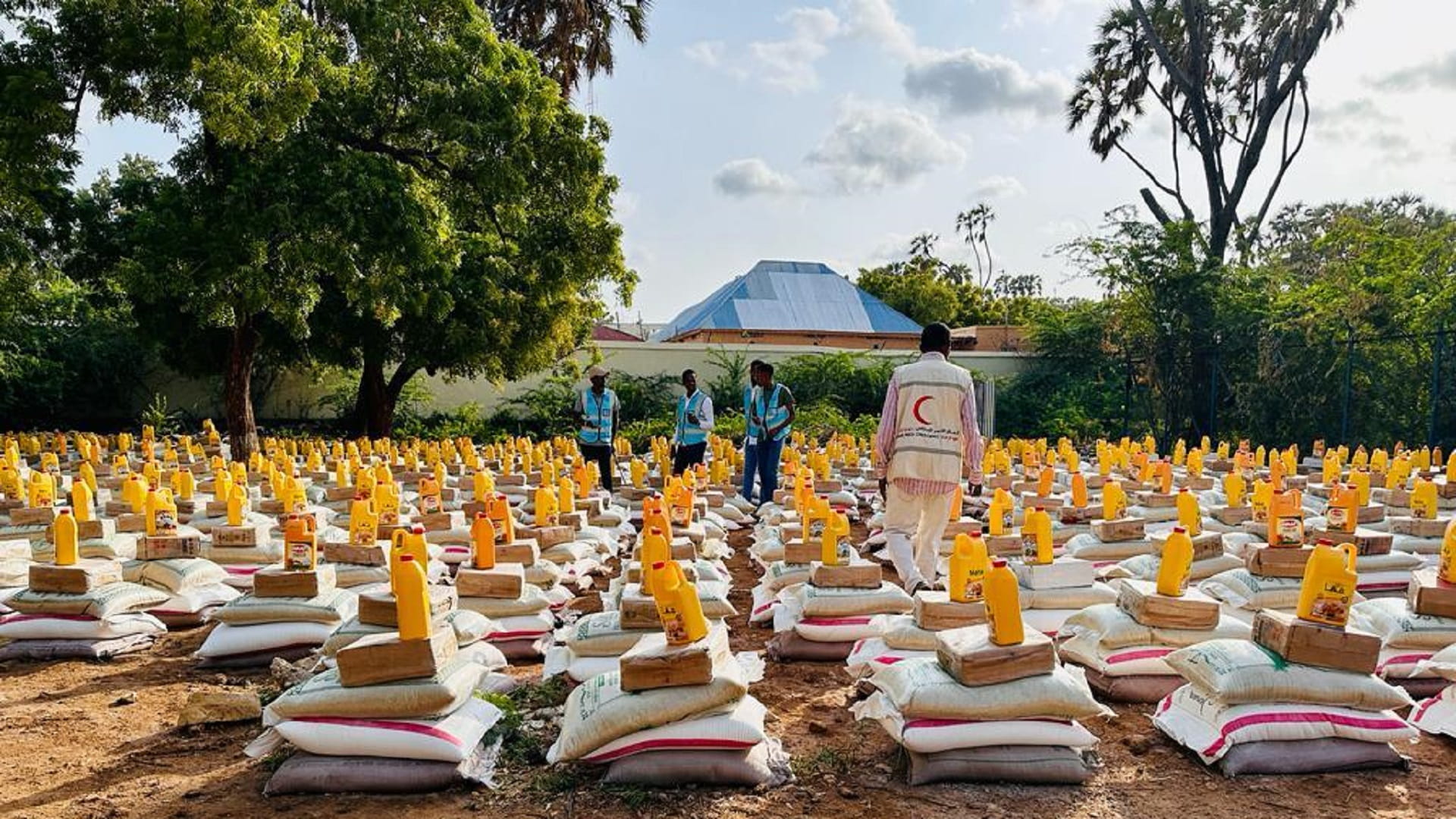 صورة بعنوان: "الهلال الأحمر" تعزز جهودها لصالح المتأثرين من فيضانات الصومال 