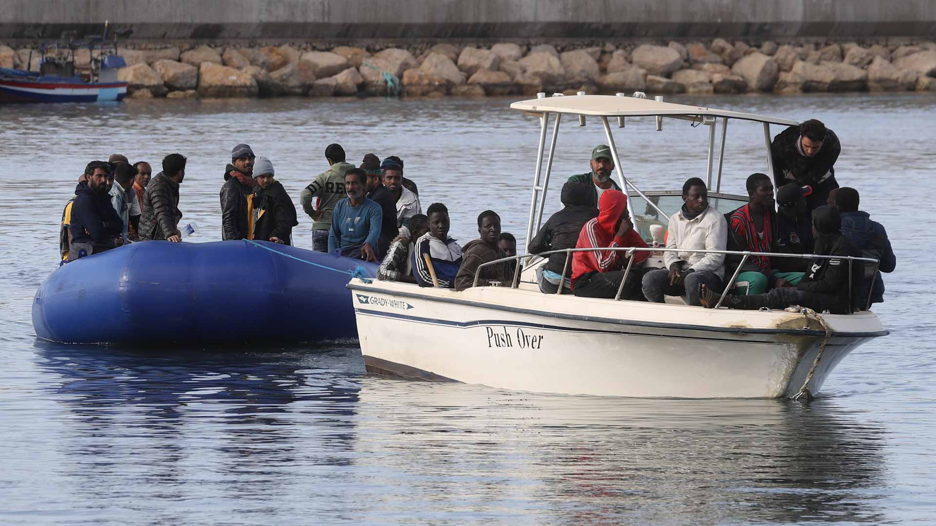 صورة بعنوان: فروا من الموت ليبتلعهم البحر..فقد 300 مهاجر سنغالي قرب جزر الكناري 