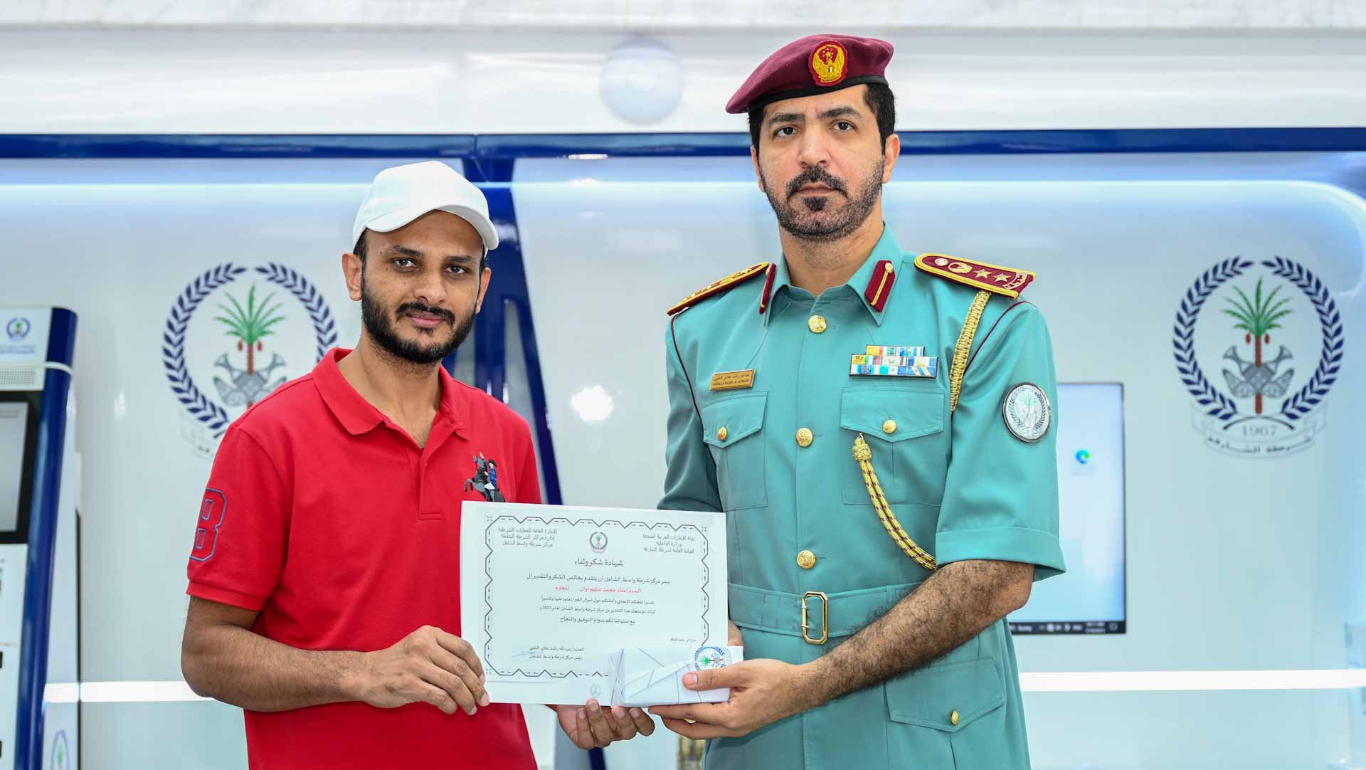 صورة بعنوان: شرطة الشارقة تكرم متعاوناً من المجتمع تقديراً لأمانته 