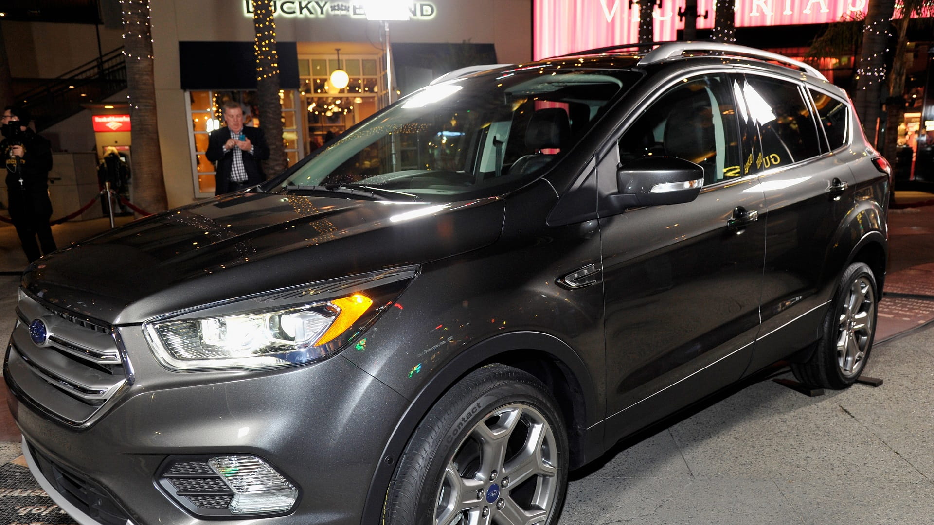 Image for the title: US investigates 346,000 Ford Escape SUVs over door issues 