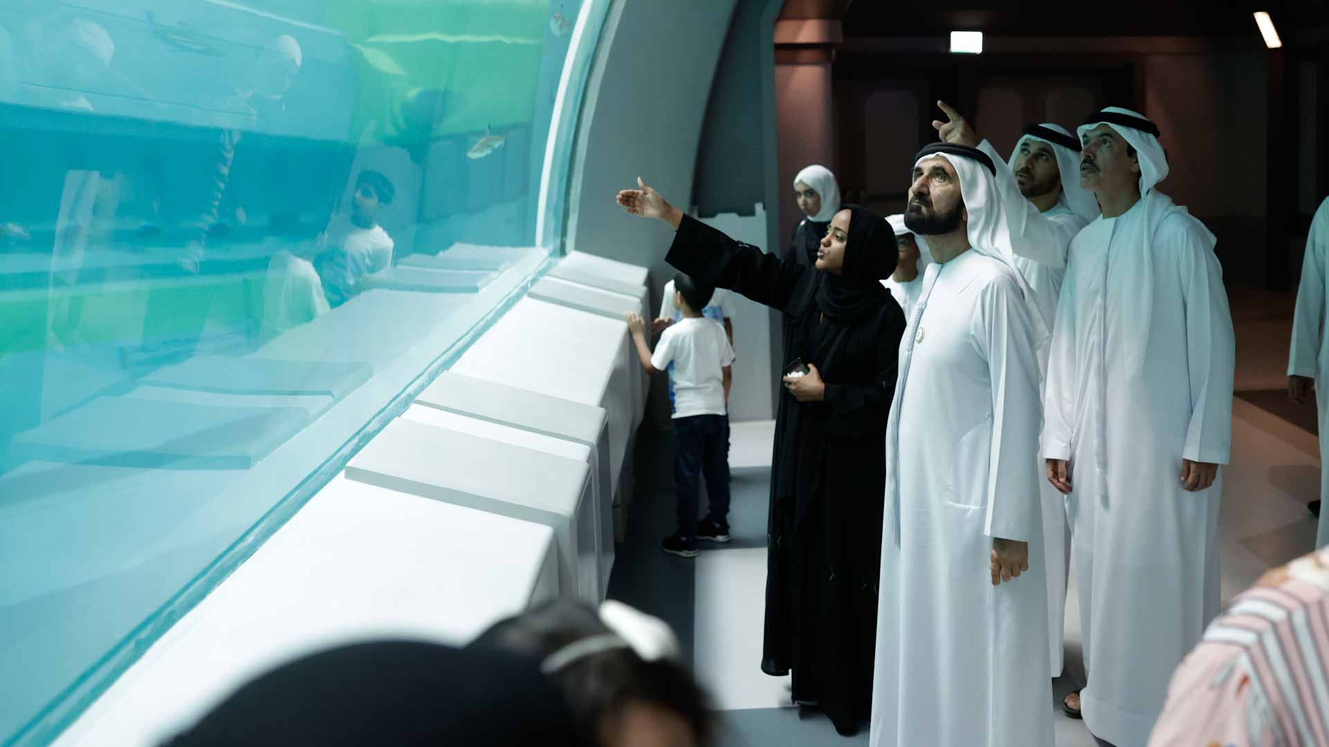 صورة بعنوان: محمد بن راشد يزور مدينة "سي وورلد جزيرة ياس أبوظبي" 