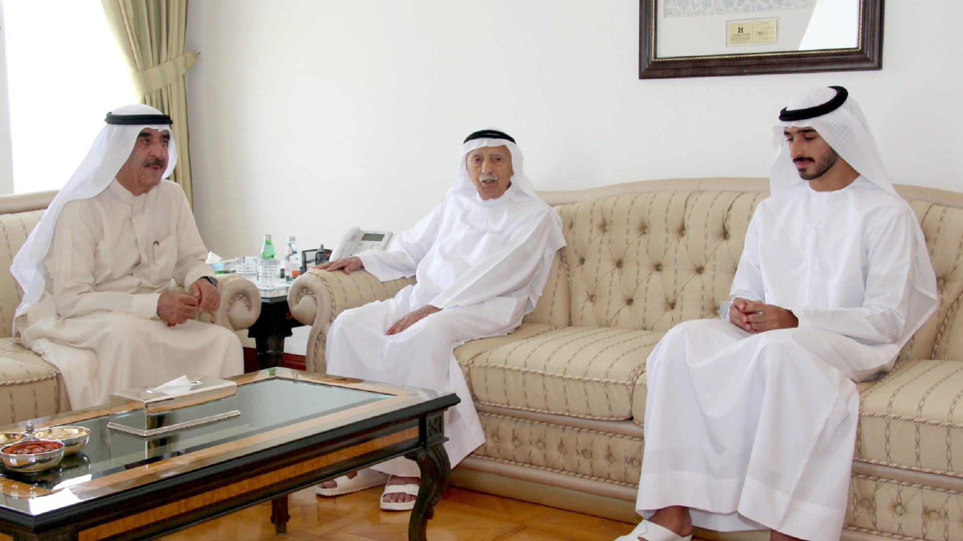 صورة بعنوان: حاكم أم القيوين يزور جمعة الماجد بمنزله في دبي 