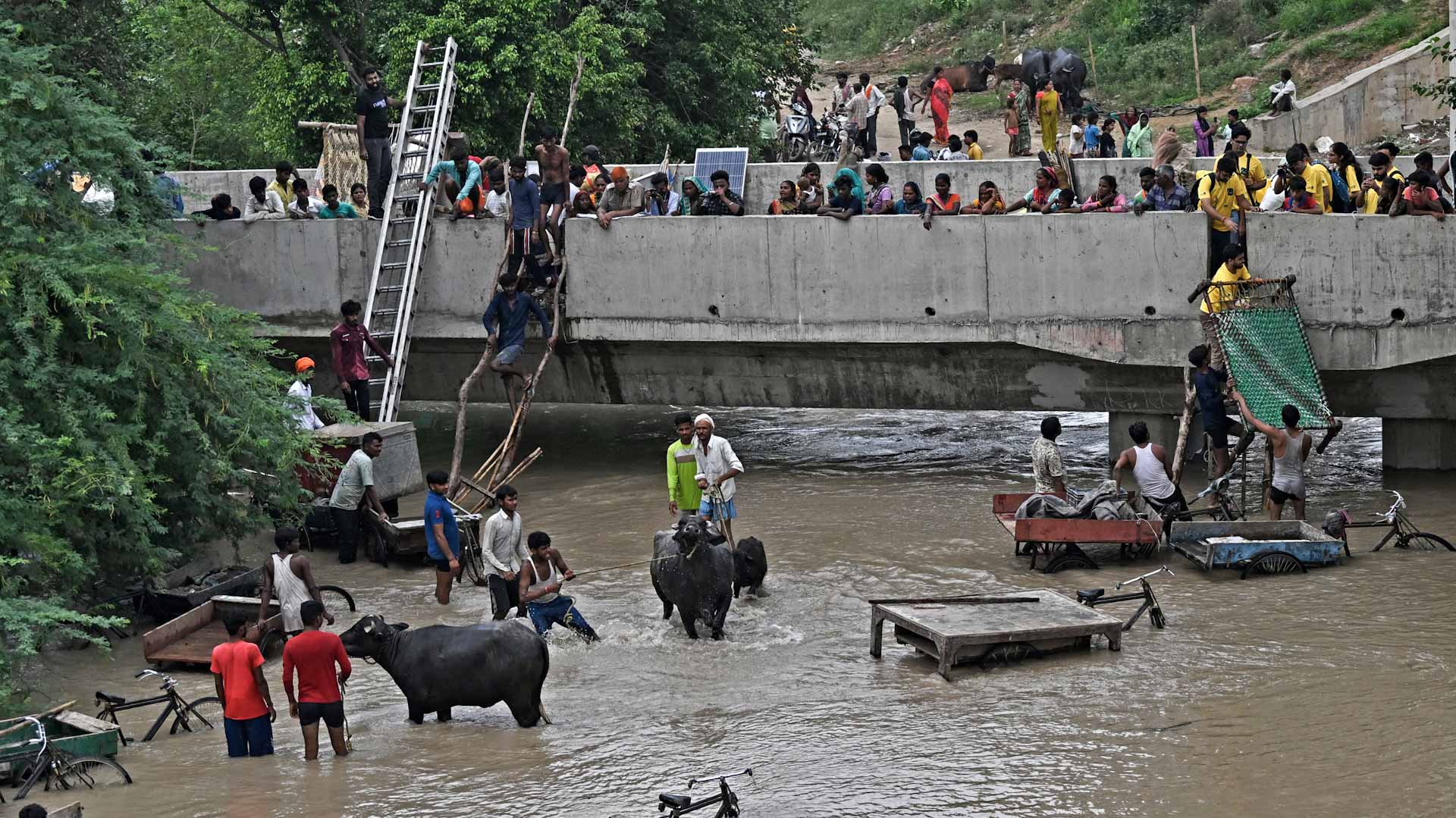 Image for the title: India evacuates hundreds over risk of flooding 