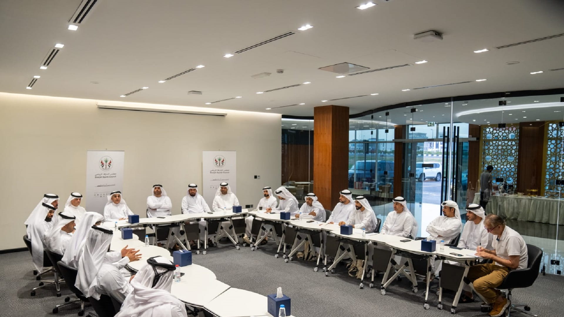 صورة بعنوان: اللجنة العليا لتنفيذ توجيهات حاكم الشارقة تجتمع بأندية الإمارة  