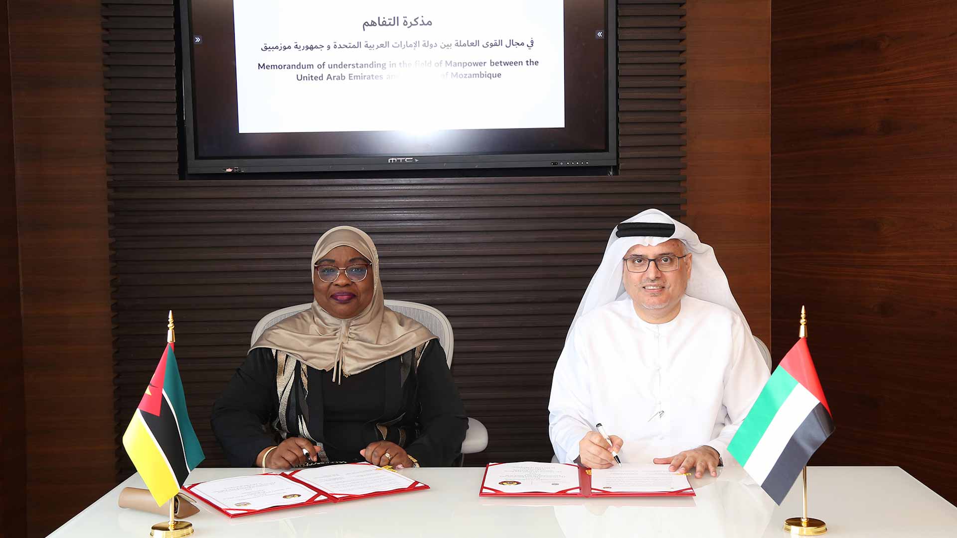 صورة بعنوان: الإمارات وموزمبيق توقعان مذكرة تفاهم في مجال القوى العاملة 