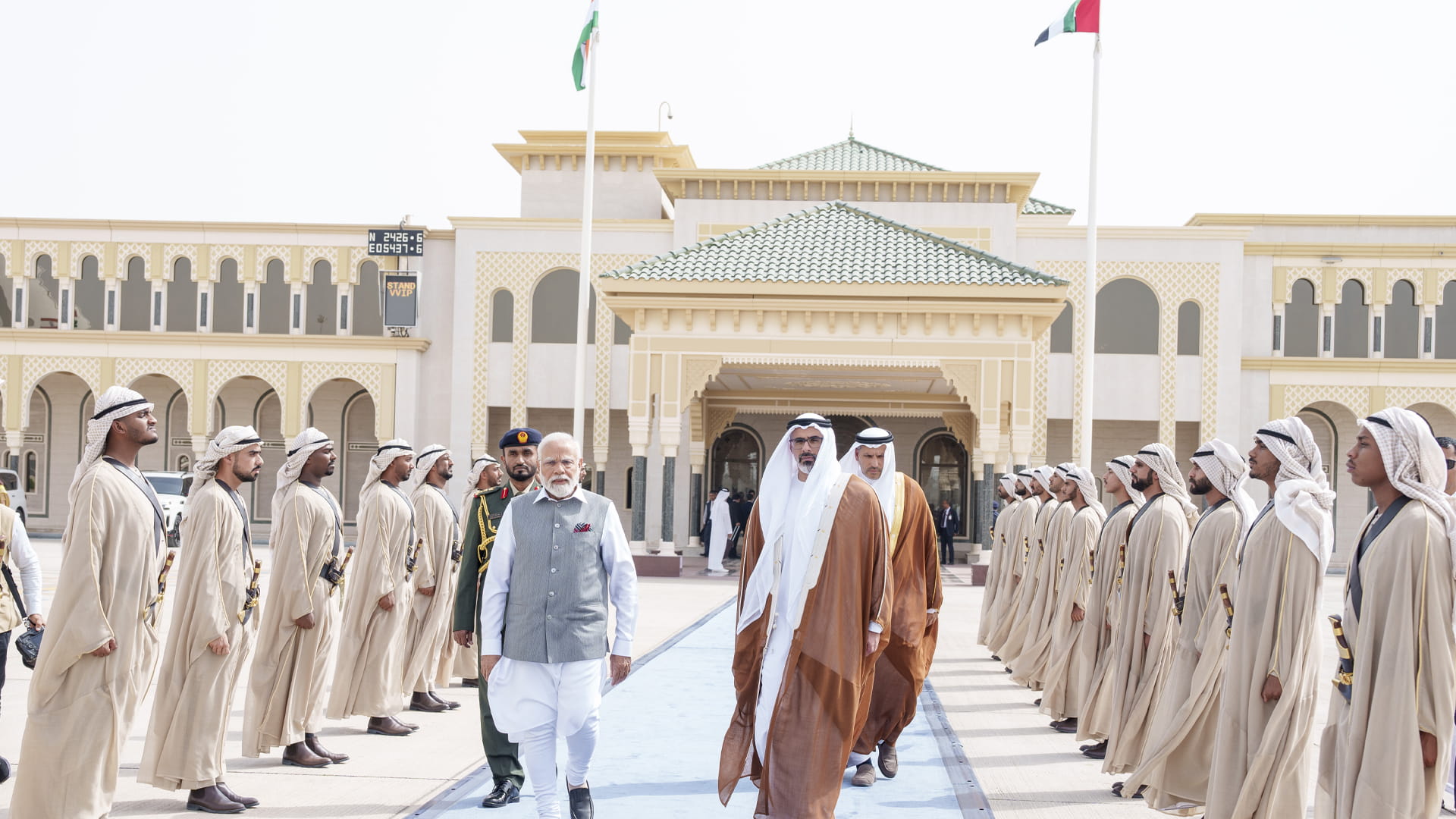 صورة بعنوان: ودعه ولي عهد أبوظبي.. رئيس وزراء الهند يغادر البلاد 
