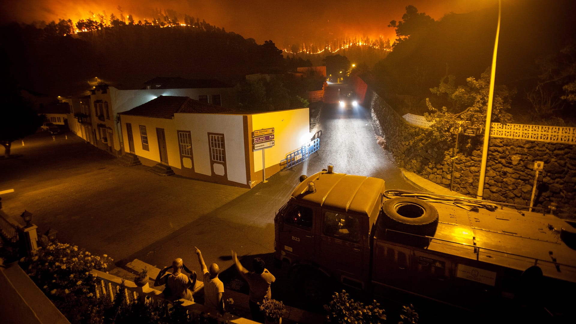 Image for the title: Forest fire in Spain's La Palma island forces evacuations 