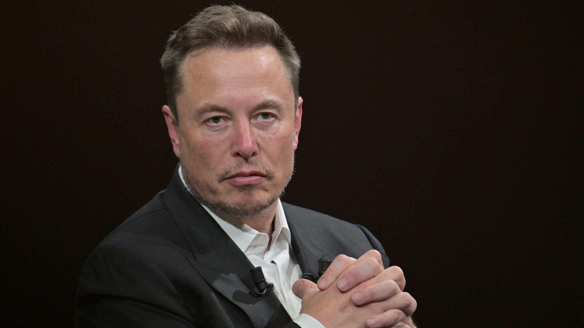 Image for the title: Musk says Twitter has lost half its advertising revenue 