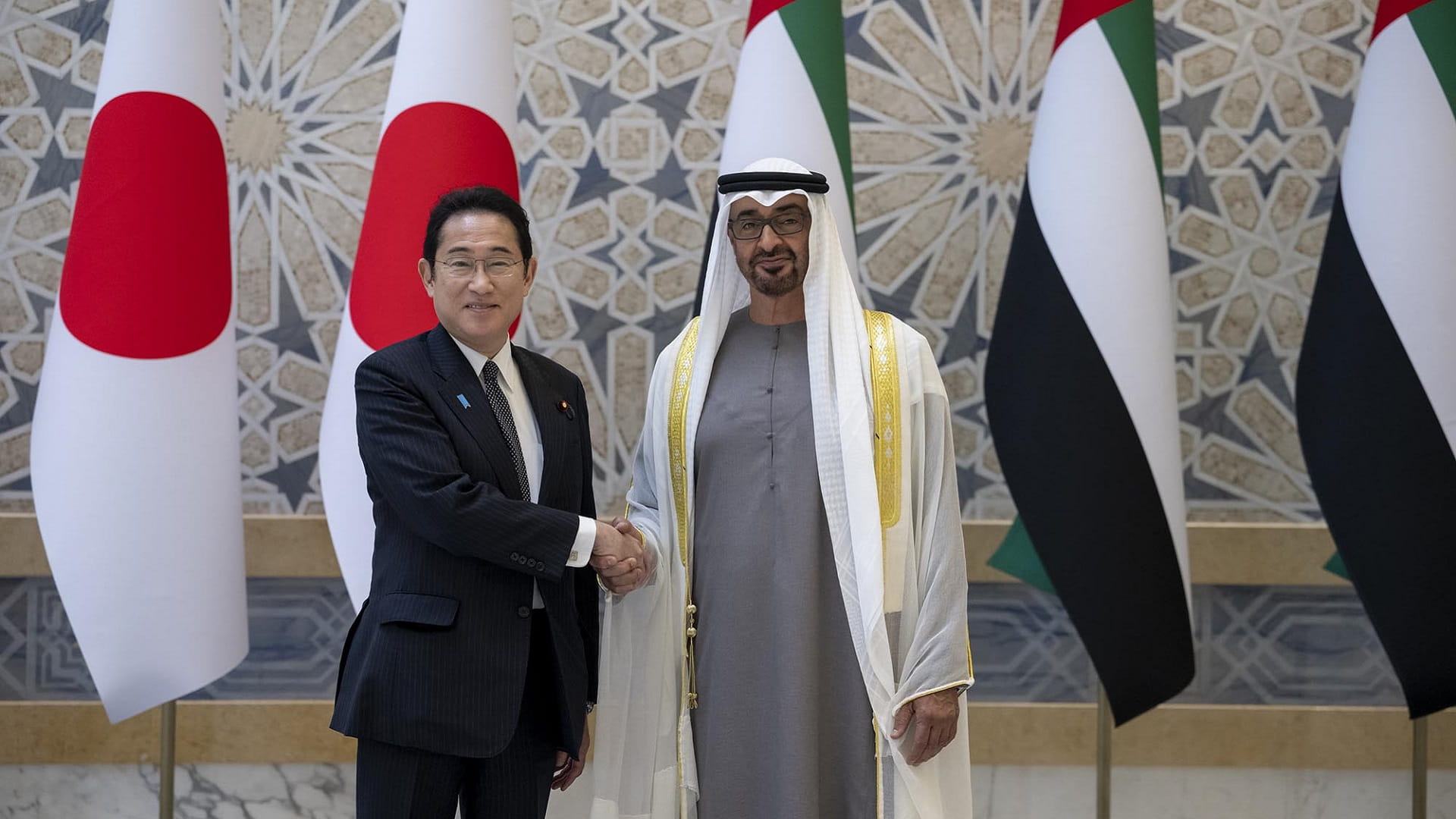 Image for the title: UAE President welcomes Japanese PM at official reception 