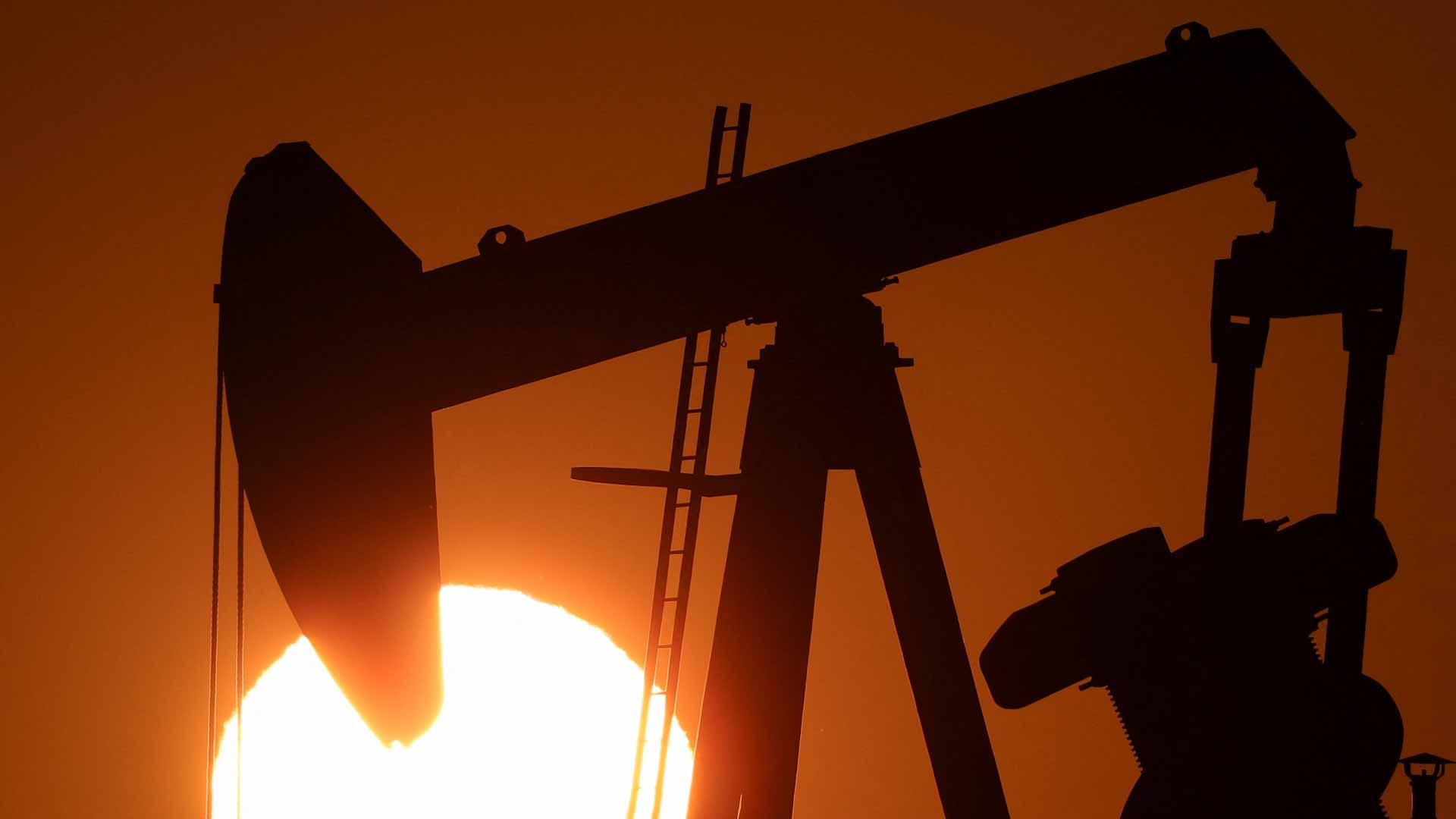 صورة بعنوان: ارتفاع أسعار النفط وسط توقعات بتراجع إمدادات الخام الأميركية 