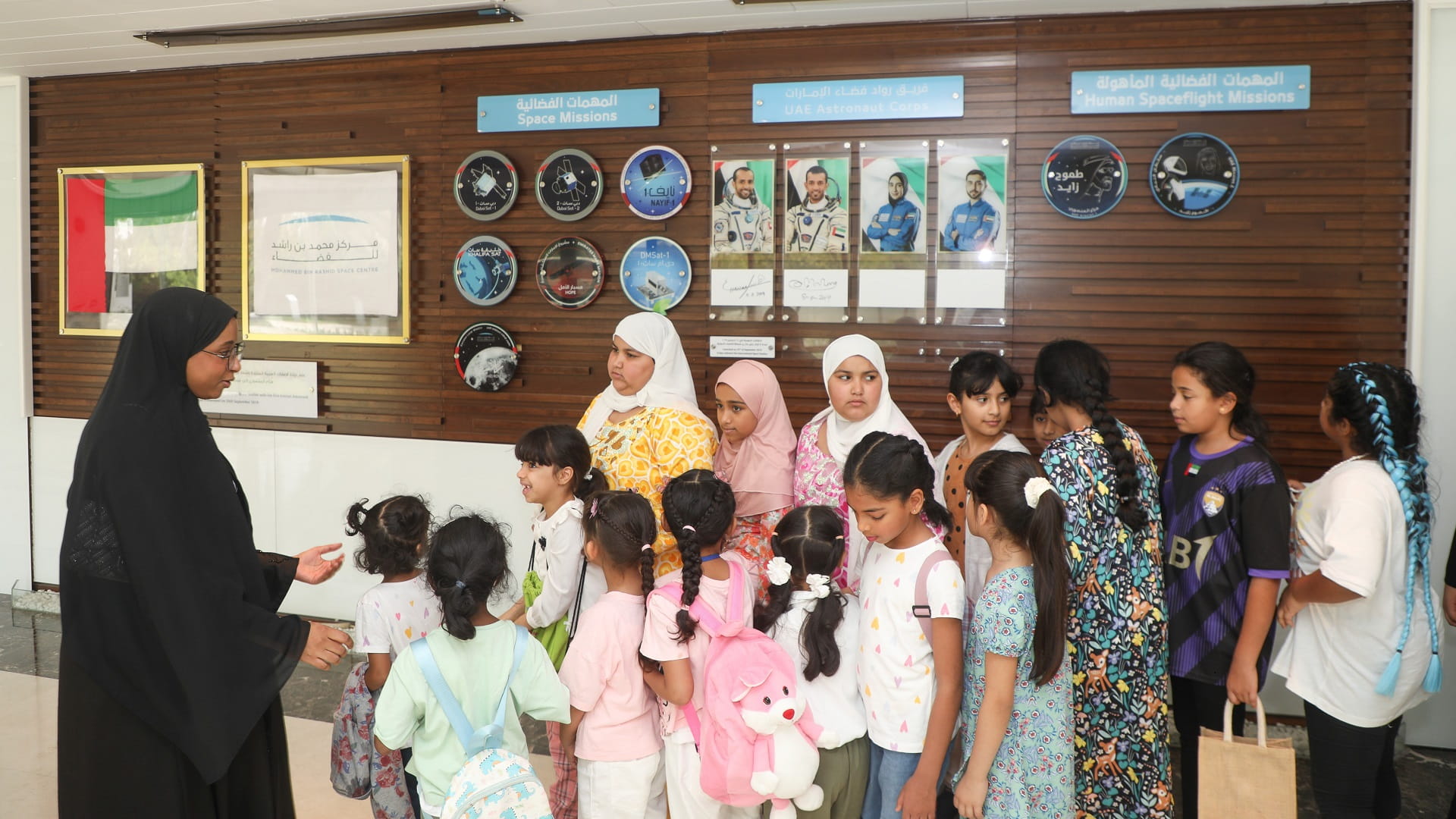 صورة بعنوان: ملتقى الحمرية الصيفي ينظم رحلة علمية إلى مركز محمد بن راشد للفضاء 