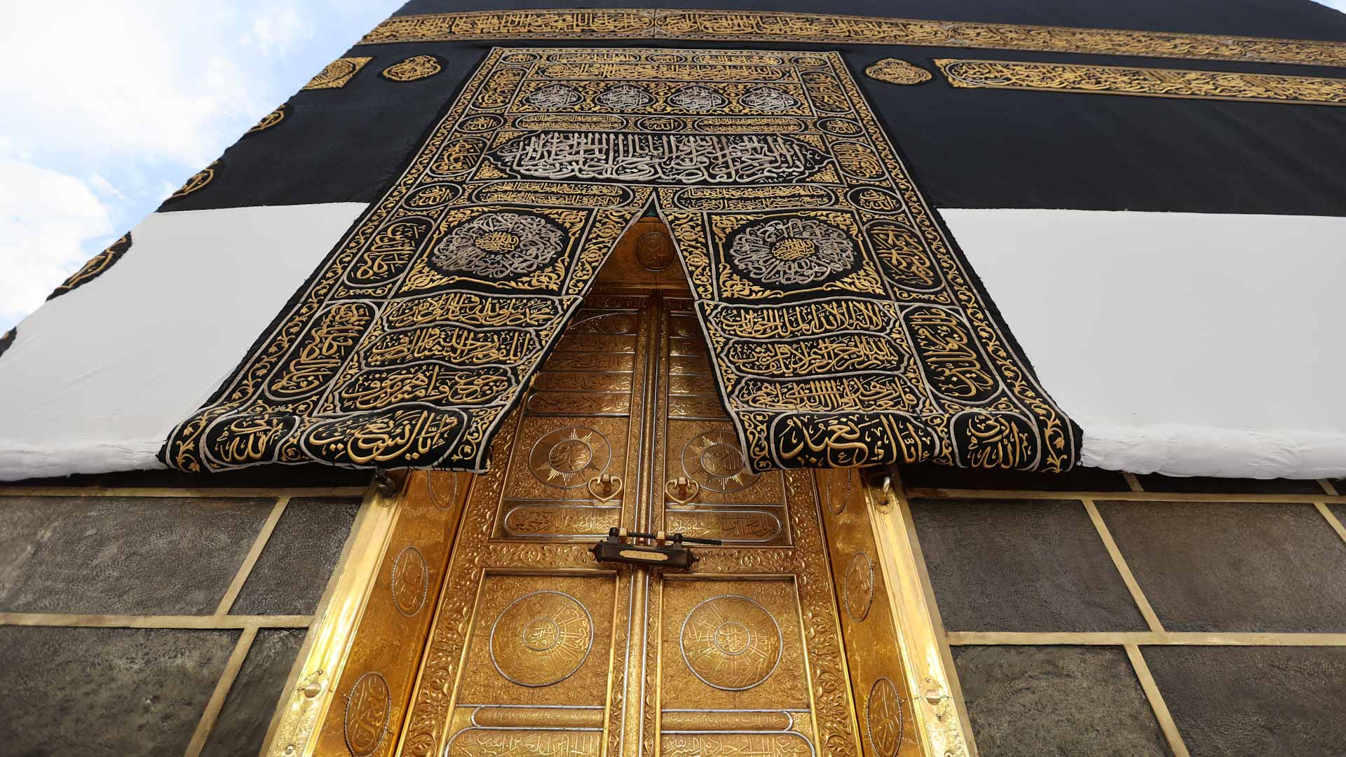 صورة بعنوان: عادة سنوية.. "رئاسة شؤون الحرمين" تستبدل كسوة الكعبة المشرفة 