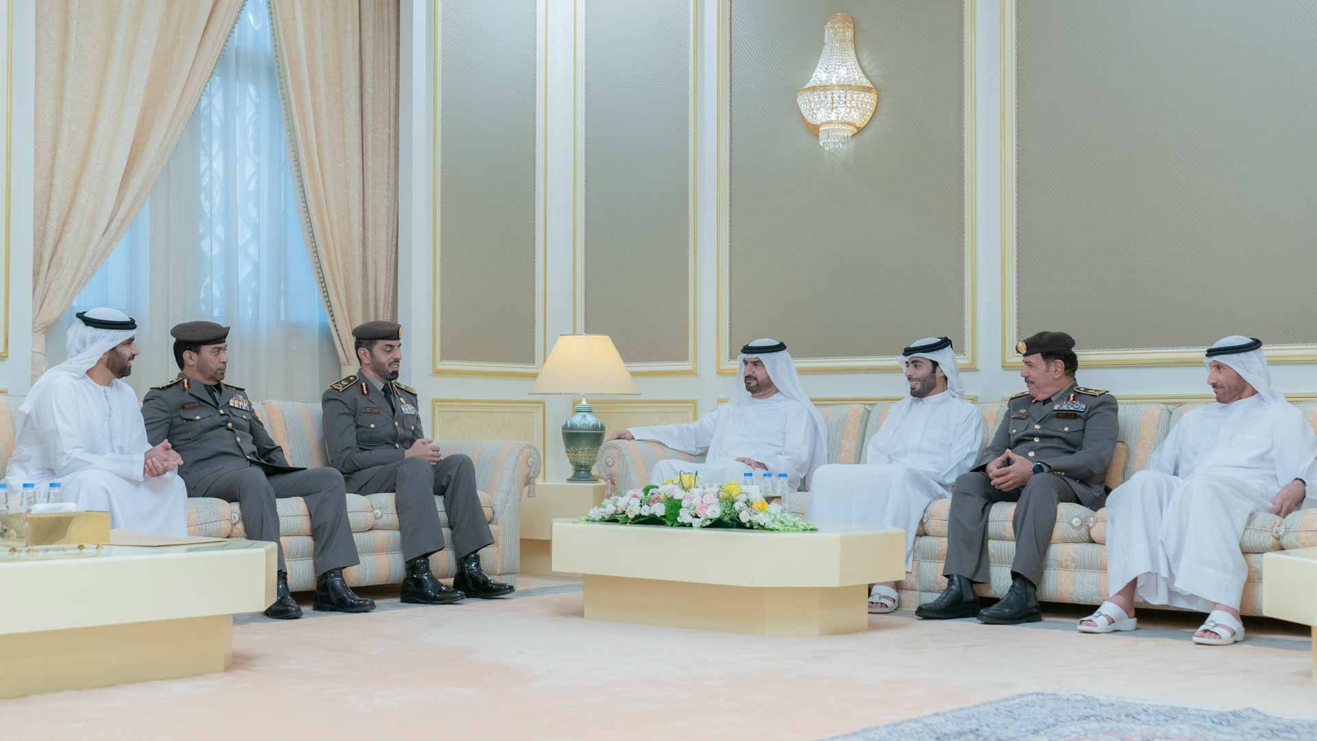 صورة بعنوان: عبد الله بن سالم القاسمي يستقبل وفداً من "الهوية وأمن المنافذ" 