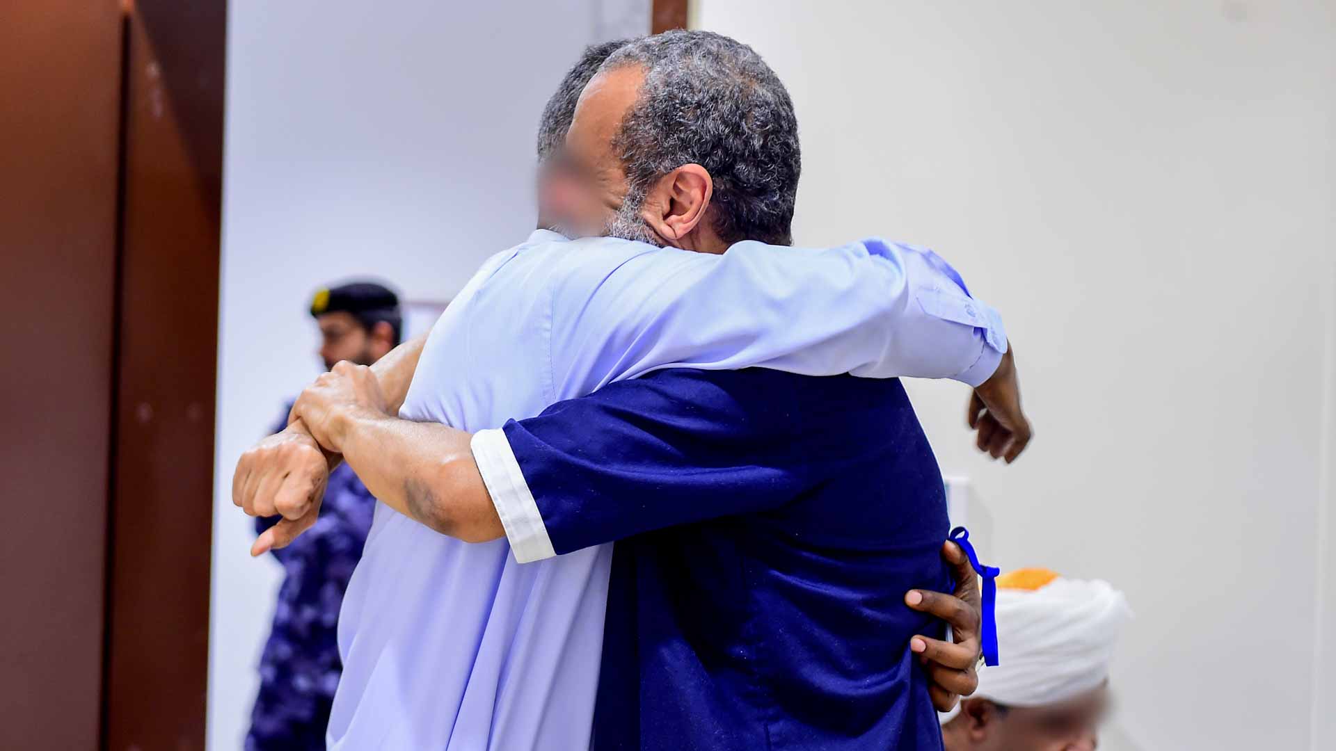 صورة بعنوان: شرطة الشارقة تحتفي بيوم النزيل العالمي بمبادرة "عشرة عمر" 