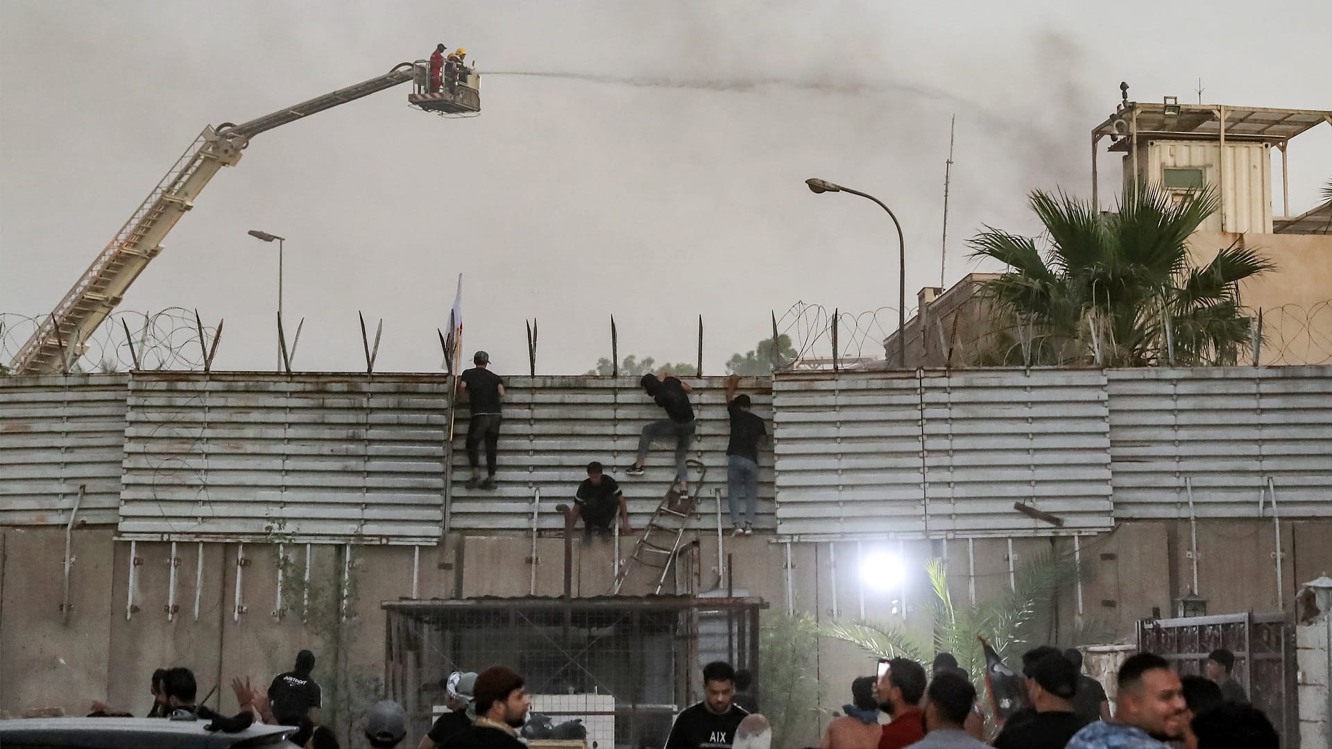 صورة بعنوان: عراقيون يقتحمون سفارة السويد في بغداد ويشعلون النيران فيها  