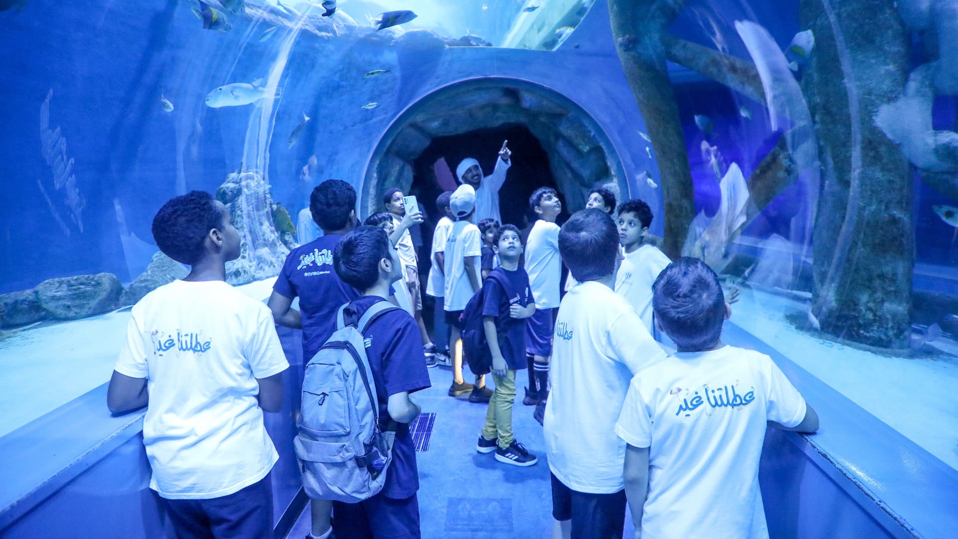 صورة بعنوان: منتسبو ملتقى الحمرية يتعرفون على مربى الشارقة للأحياء المائية 