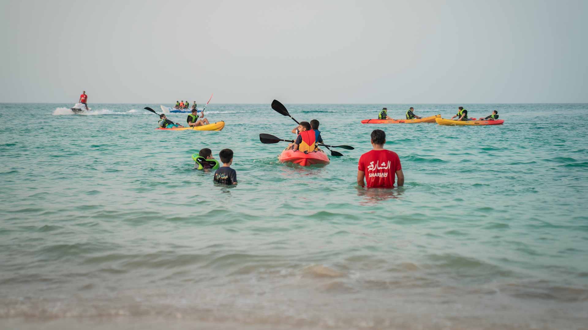 صورة بعنوان: الحزامي يشيد بأنشطة وبرامج المخيم الصيفي البحري 