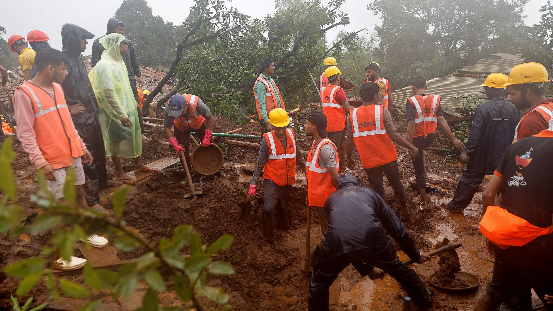 صورة بعنوان: استئناف عمليات البحث عن ناجين بعد انهيار أرضي في الهند 
