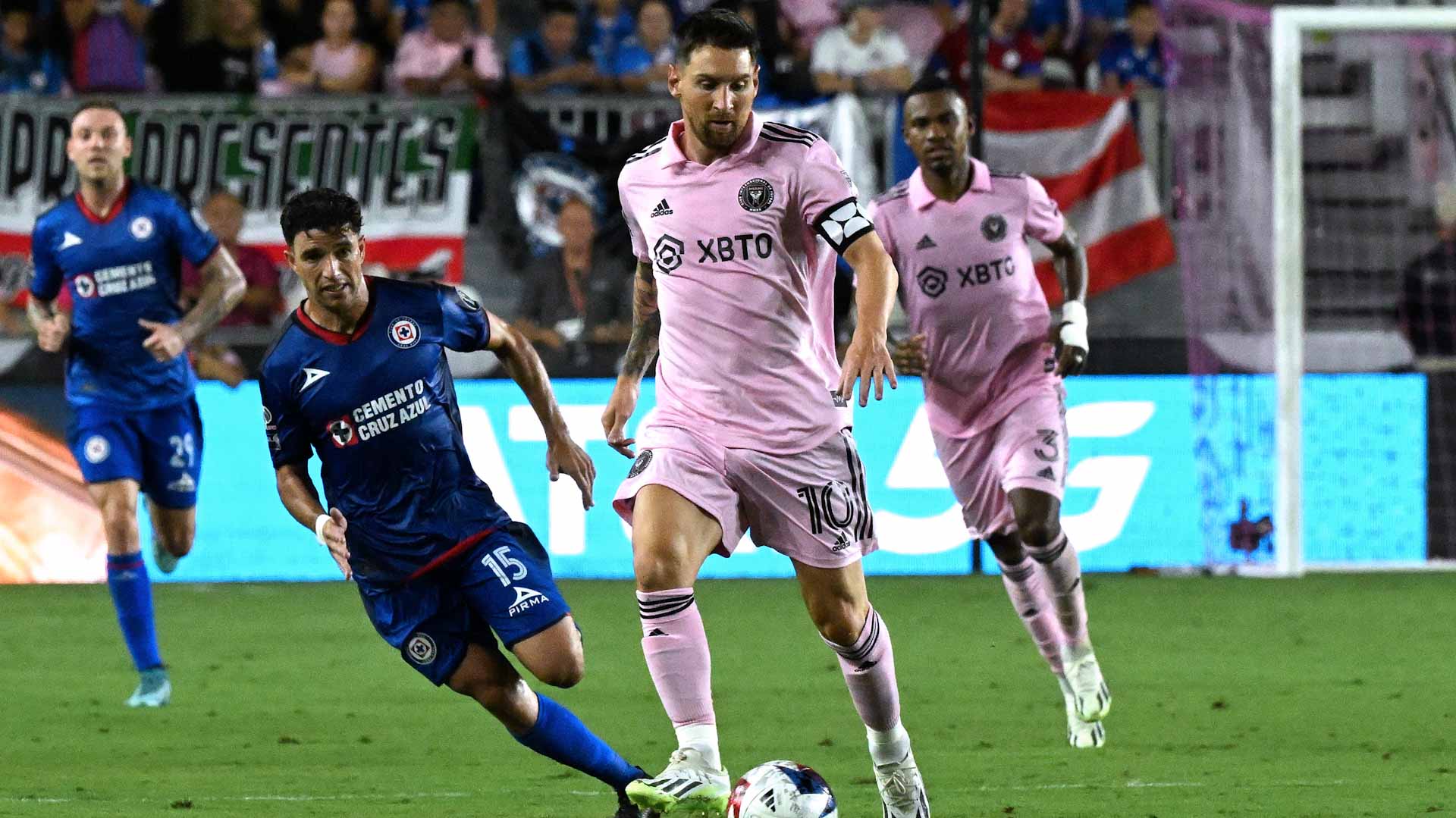 Image for the title: Messi makes spectacular debut in Miami with late victory 