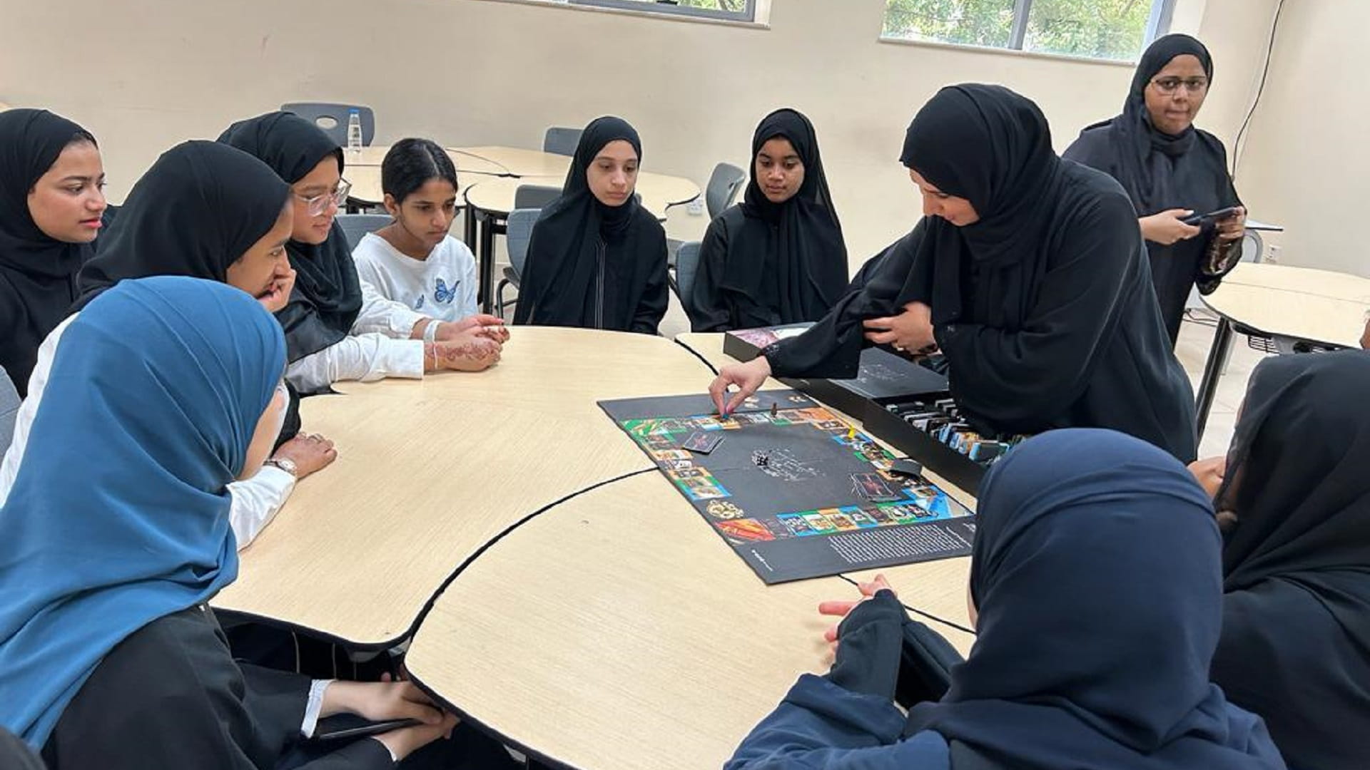 صورة بعنوان: "الأرشيف" ينظم 3 ورش لطالبات المعسكر الصيفي في الشارقة 