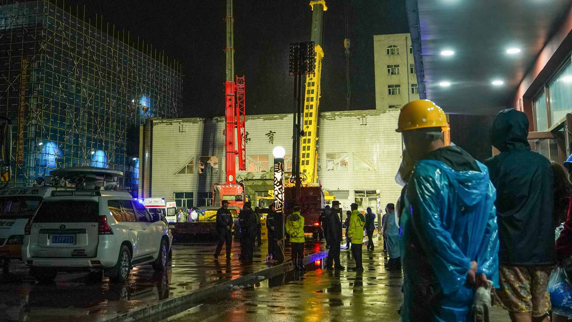 صورة بعنوان: مقتل 11 إثر انهيار سقف صالة ألعاب رياضية في الصين 