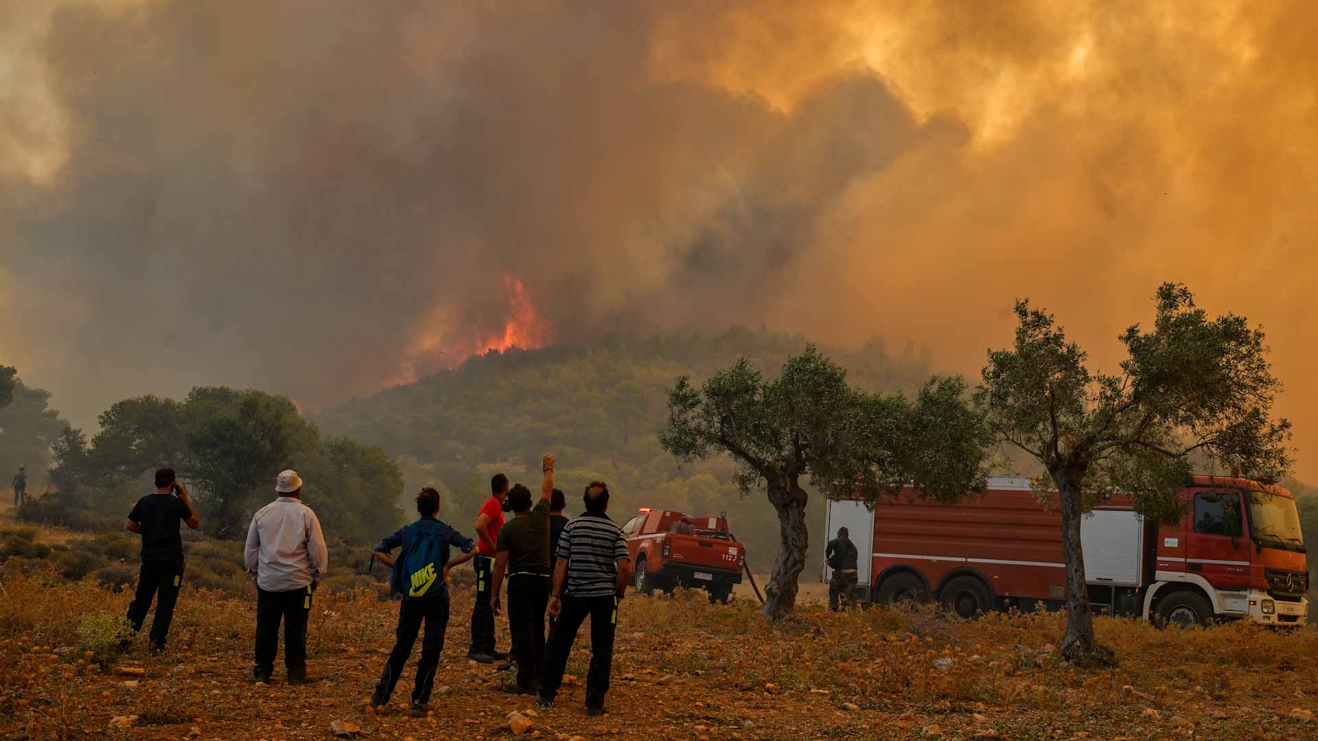 صورة بعنوان: حرائق مستعرة تُرعب سكان جزيرة سياحية باليونان وتتسبب في إجلاء2500  