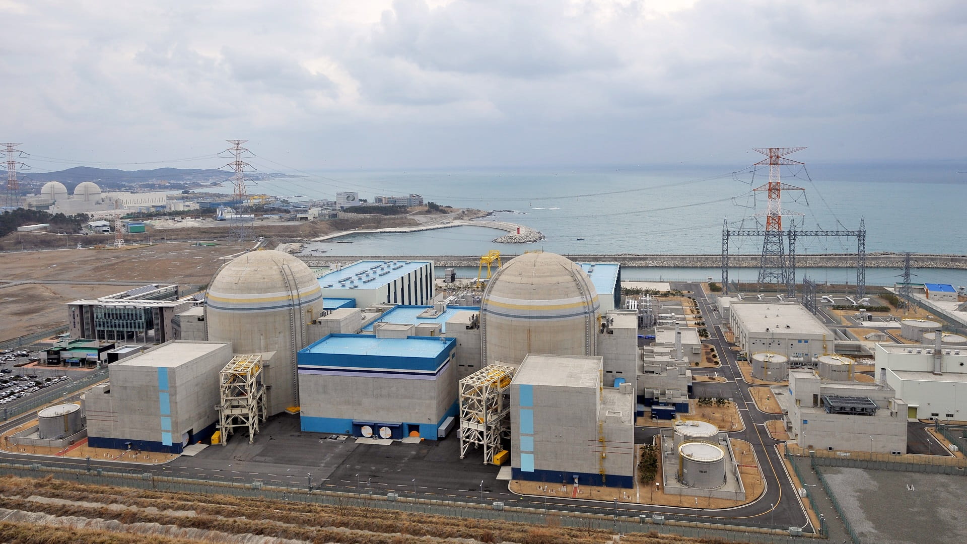 Image for the title: S.Korea’s Nuclear reactor comes to halt during transmission test 