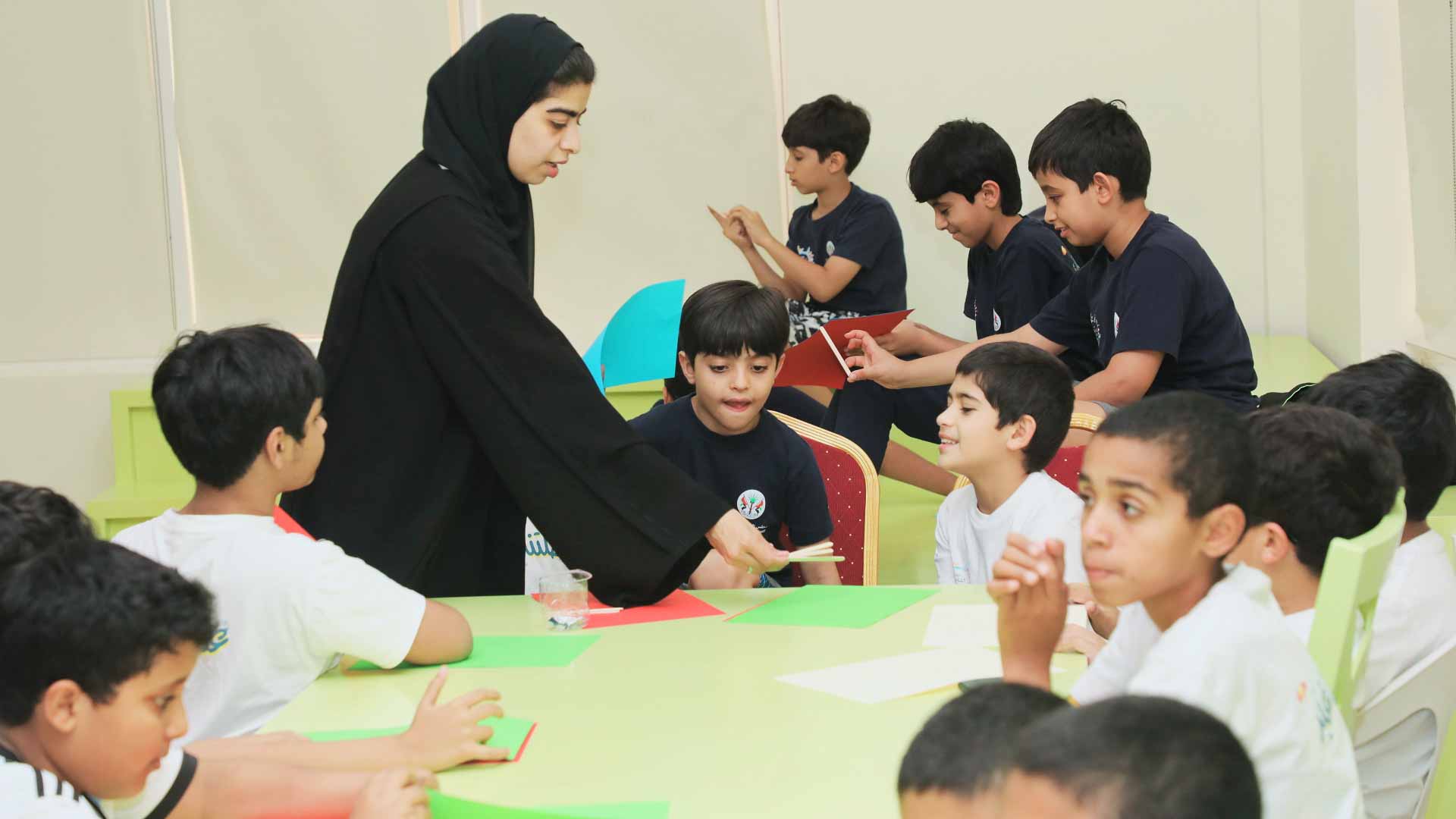 صورة بعنوان: بلدية الحمرية تعزز المهارات الإبداعية لمنتسبي الملتقى الصيفي 