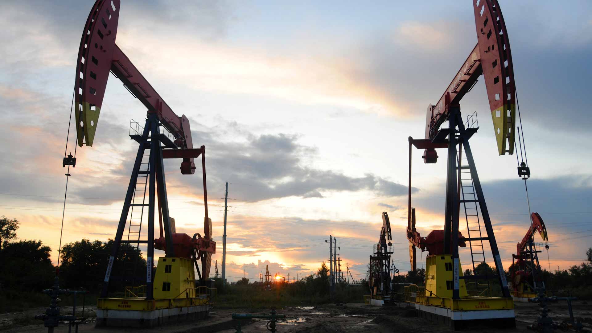 صورة بعنوان: النفط ينخفض قبيل قرارات برفع الفائدة في المركزي الأميركي والأوروبي 