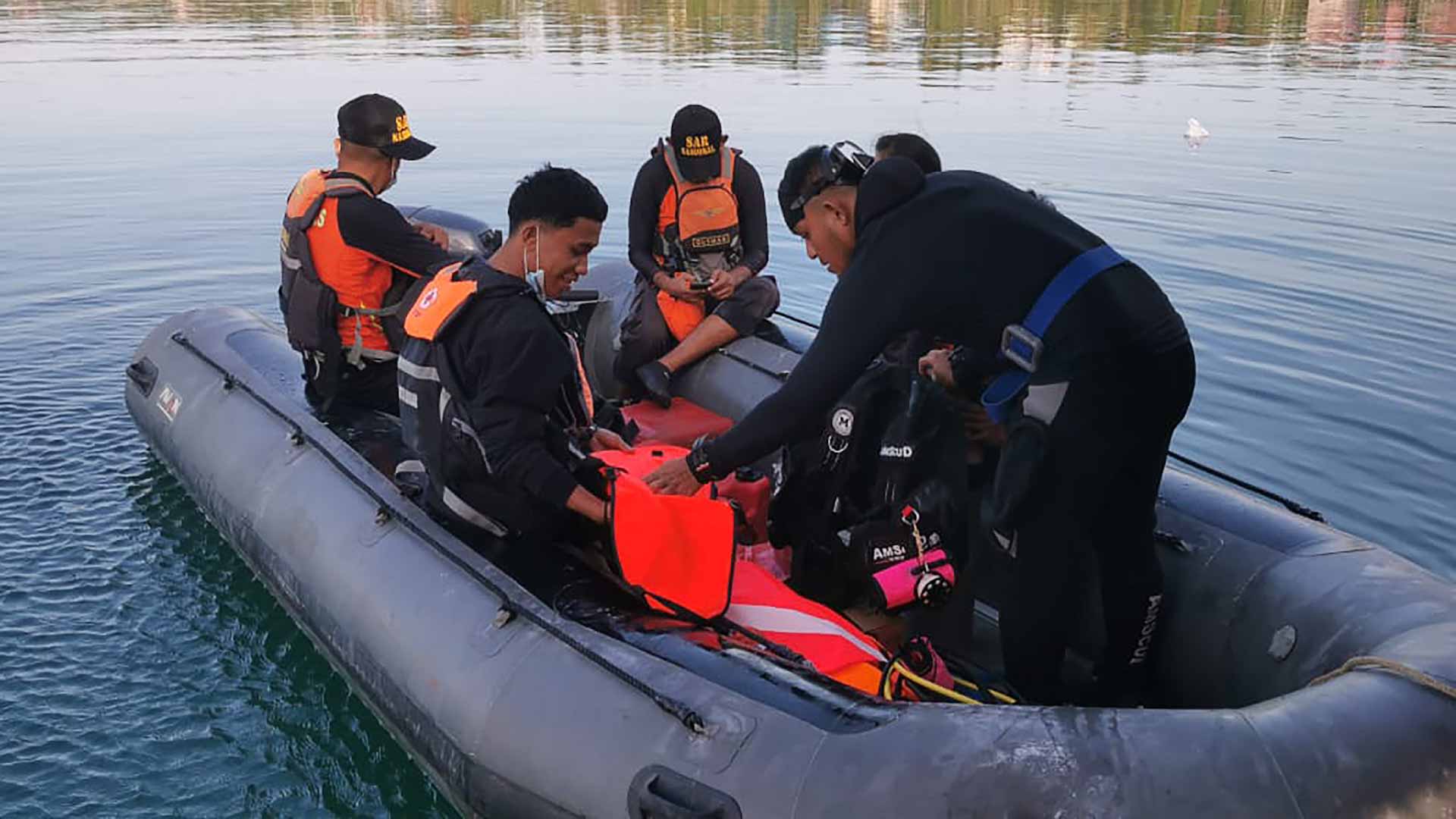 صورة بعنوان: إندونيسيا: 15 قتيلاً و19 مفقوداً في حادث غرق عبارة 