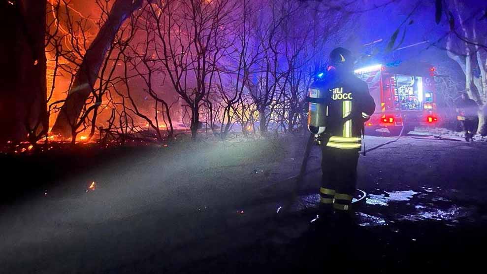 صورة بعنوان: الحرائق تفرض هيمنتها في الشمال الإيطالي.. إغلاق مطار ومقتل أبرياء 