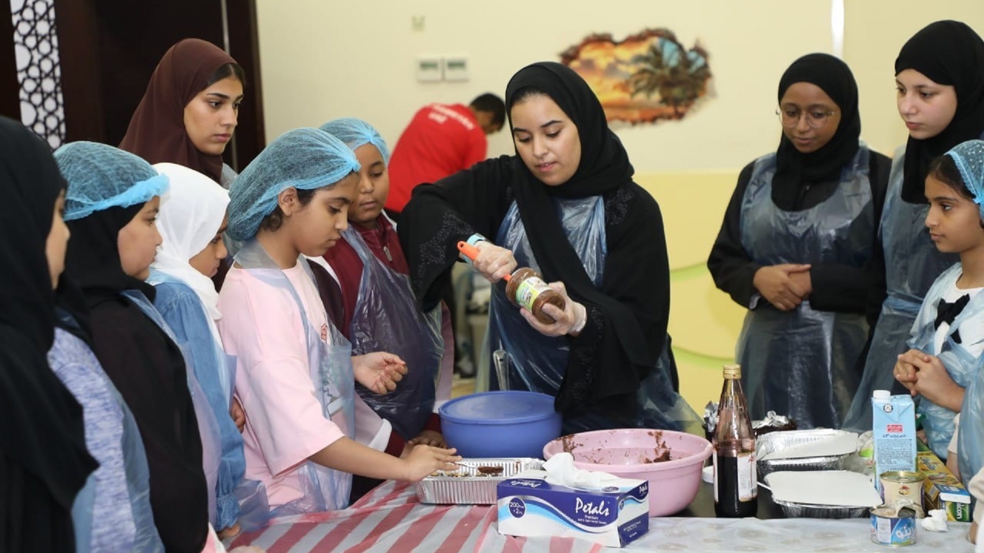 صورة بعنوان: ملتقى الحمرية الصيفي يوعي بطرق التعامل مع الحشرات الضارة والإنترنت 