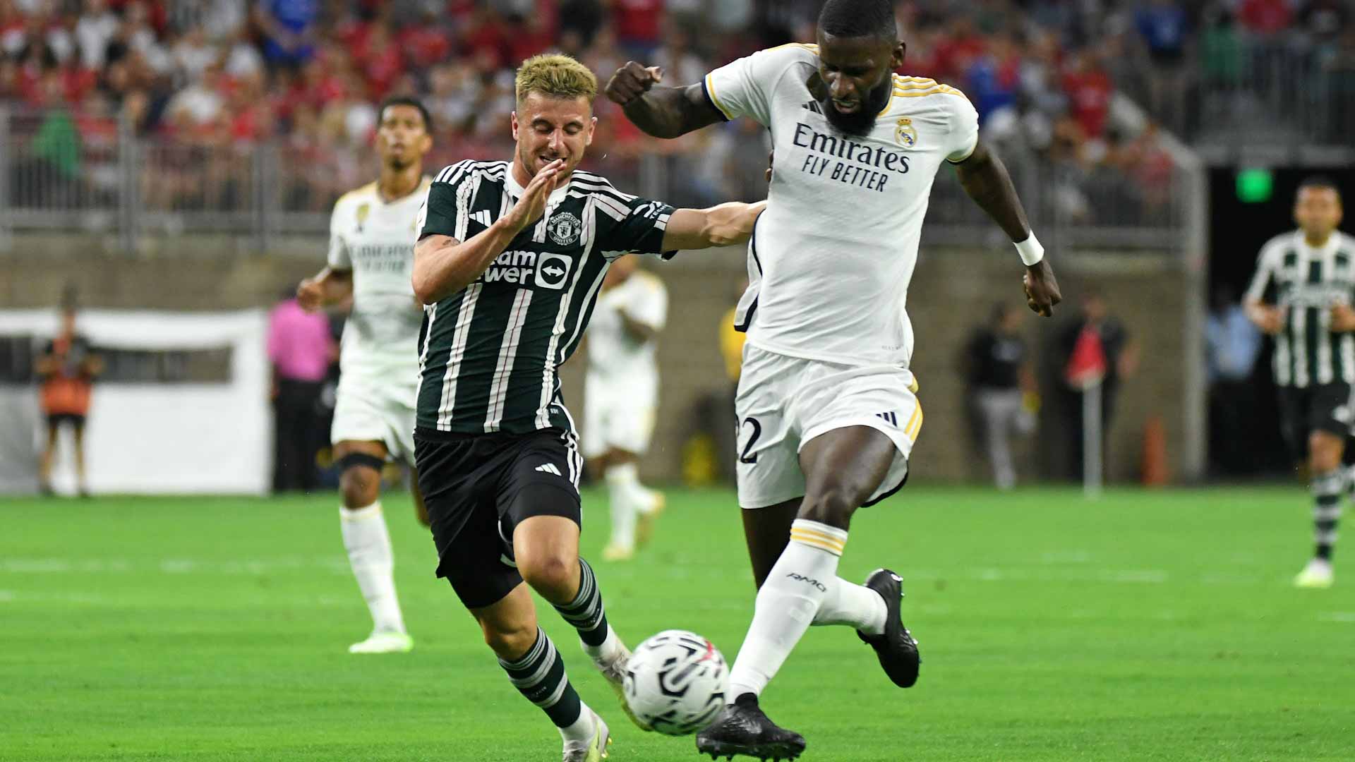 صورة بعنوان: ريال مدريد يتغلب على مانشستر يونايتد بثنائية نظيفة 