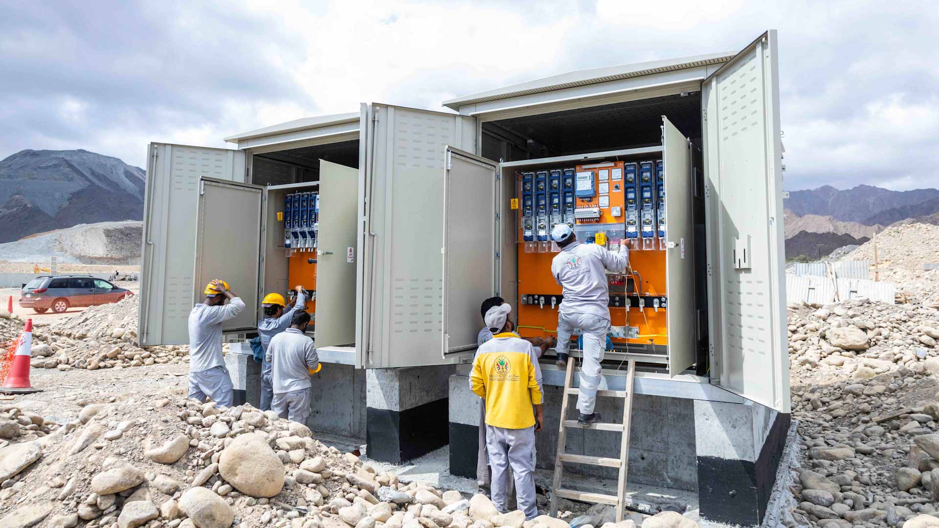 صورة بعنوان: كهرباء الشارقة تباشر تنفيذ شبكتي الكهرباء والمياه في منطقة الحراي  