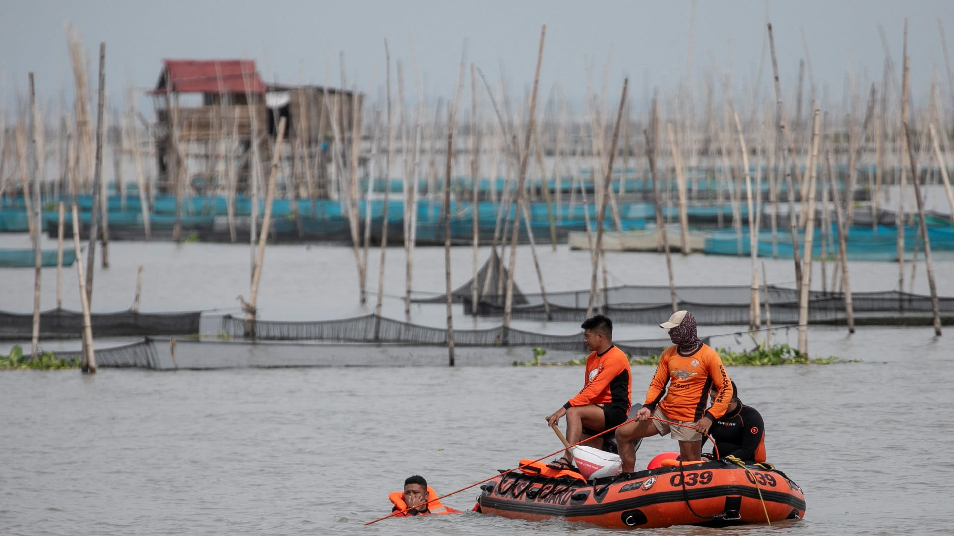صورة بعنوان: الإعصار دوكسوري يضرب الصين ويقطع خطوط الكهرباء ويغلق المصانع 