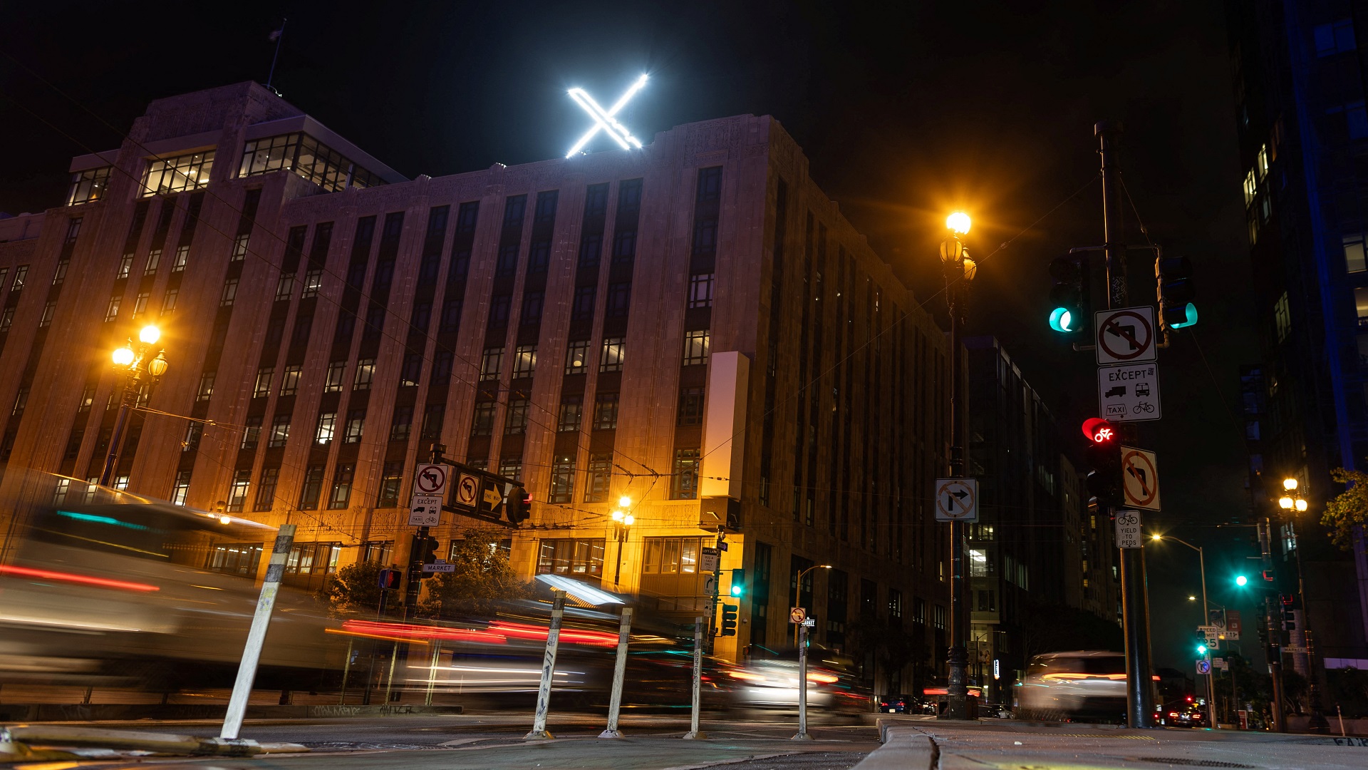 صورة بعنوان: بعد شكاوى.. إزالة شعار "إكس العملاق" من فوق سطح شركة تويتر 