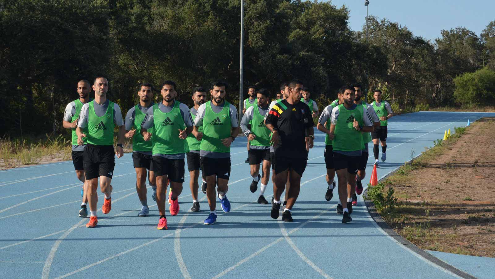 صورة بعنوان: قضاة الملاعب يجتازون اختبارات اللياقة البدنية في المعسكر الخارجي 