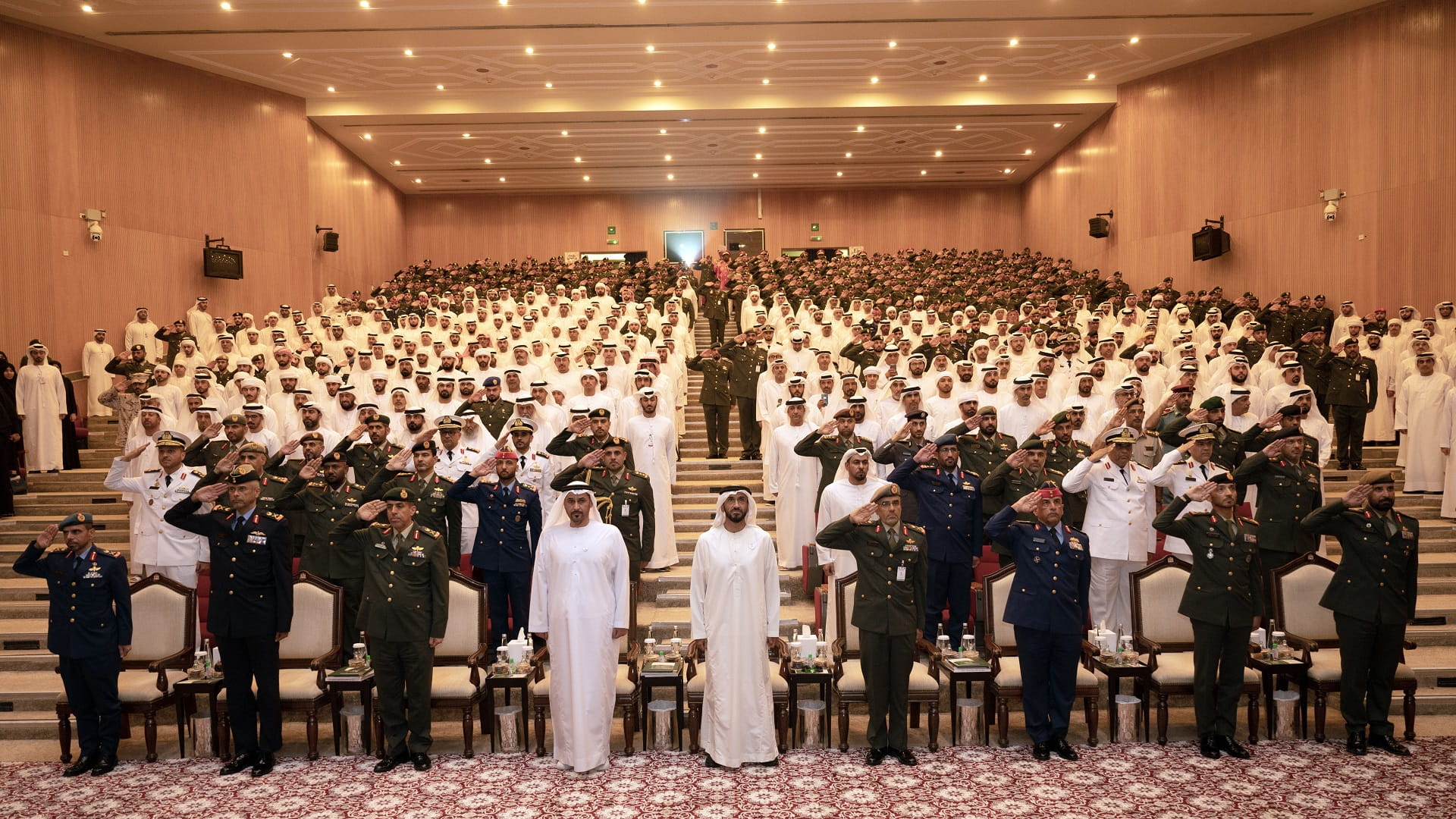 صورة بعنوان: نهيان بن زايد يشهد تخريج دورة الضباط الجامعيين بكلية زايد العسكرية 