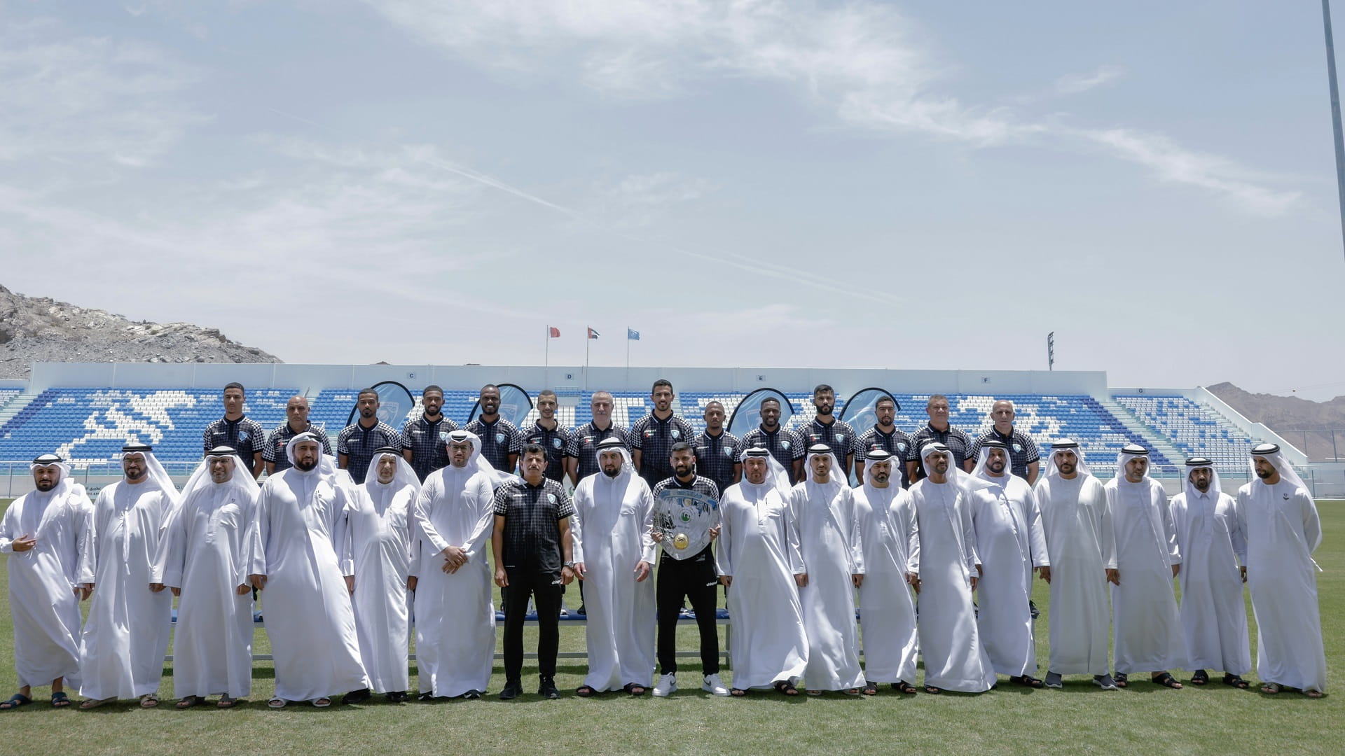 صورة بعنوان: أحمد بن محمد يزور نادي حتا ويهنئ الفريق بالفوز بدوري الدرجة الأولى 