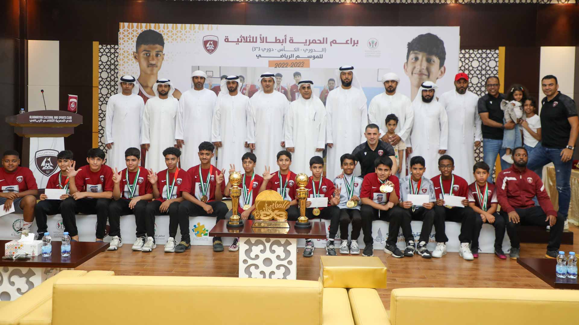 صورة بعنوان: نادي الحمرية يحتفي بأبطال كرة السلة وأولياء أمورهم 