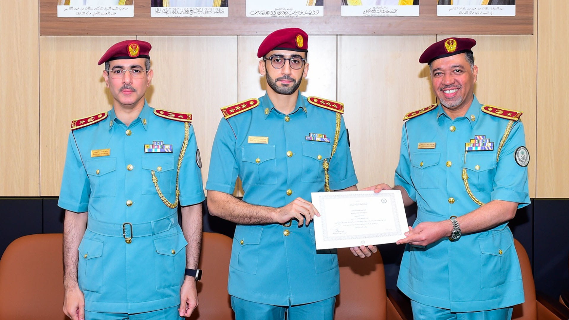 صورة بعنوان: شرطة الشارقة تكرم ضابطاً متميزاً بإدارة ترخيص الآليات والسائقين  