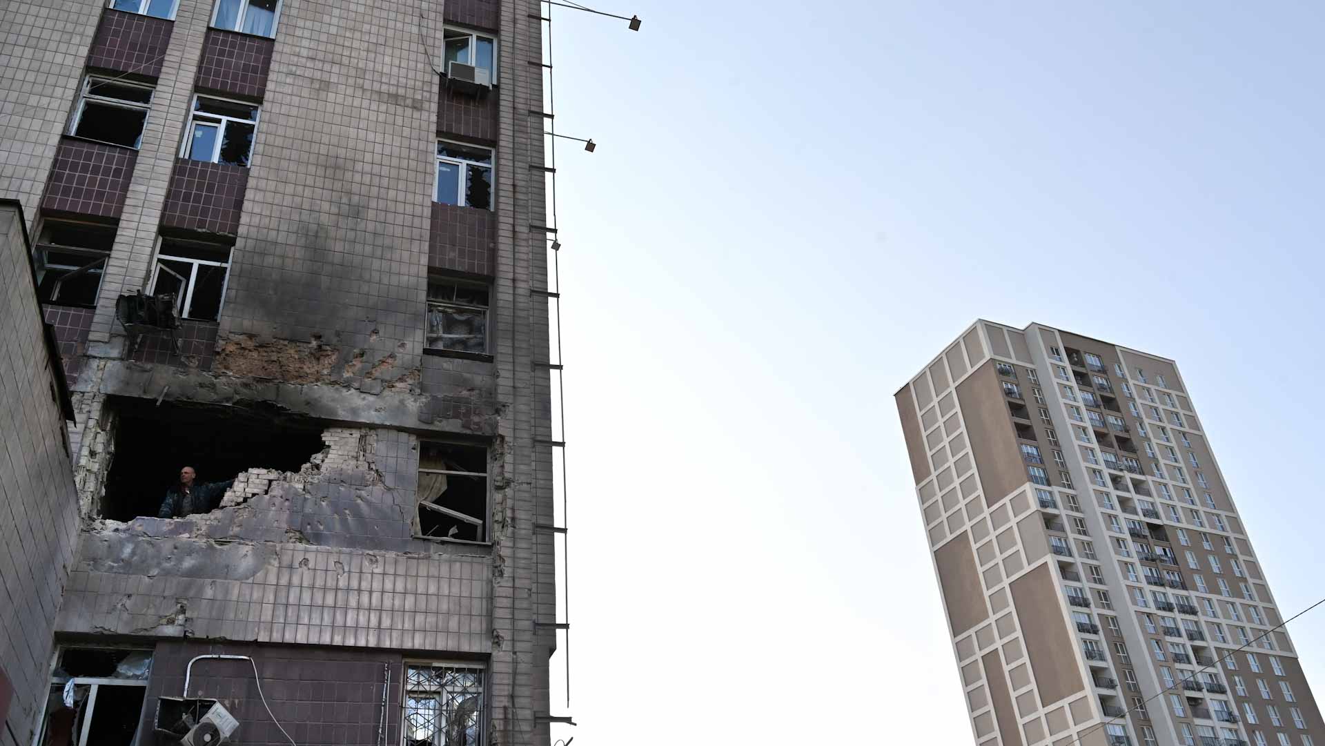 Image for the title: Russian border region residents flee as shelling kills two 