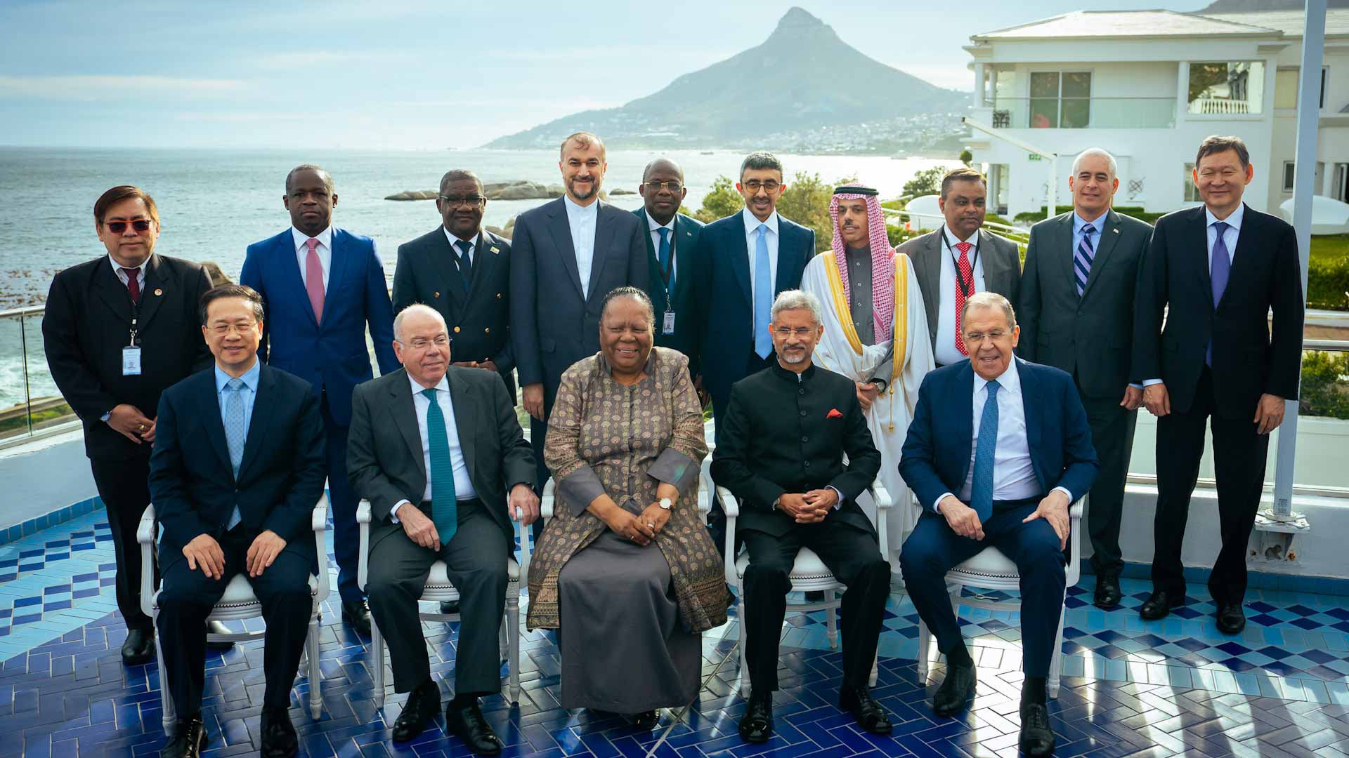 صورة بعنوان: عبد الله بن زايد يشارك باجتماع "أصدقاء بريكس" في جنوب أفريقيا 