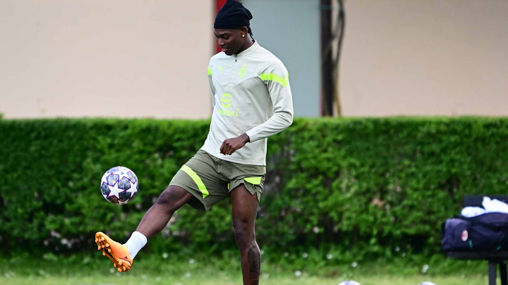 صورة بعنوان: نادي ميلان الإيطالي يجدد عقد النجم لياو 