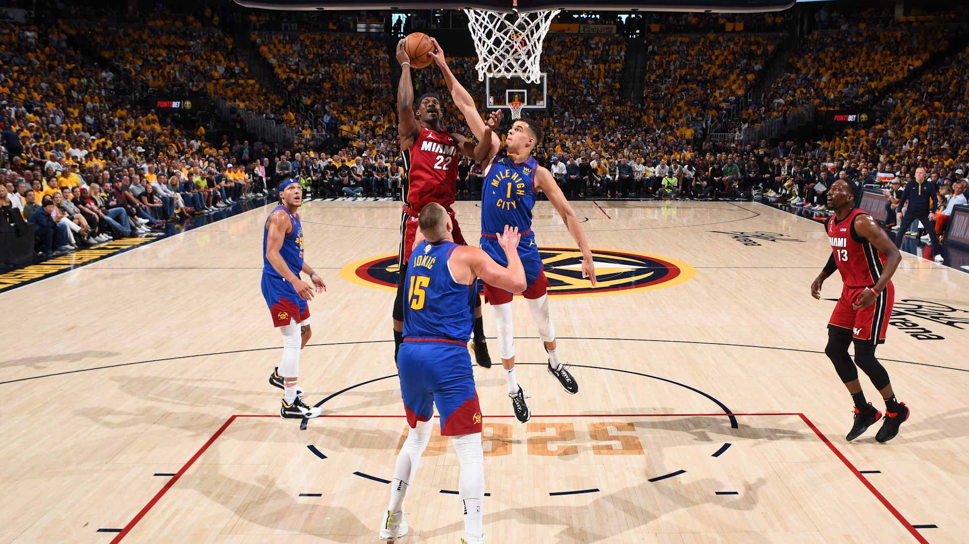 صورة بعنوان: ناجتس يتقدم على ميامي هيت في نهائي السلة الأميركية 