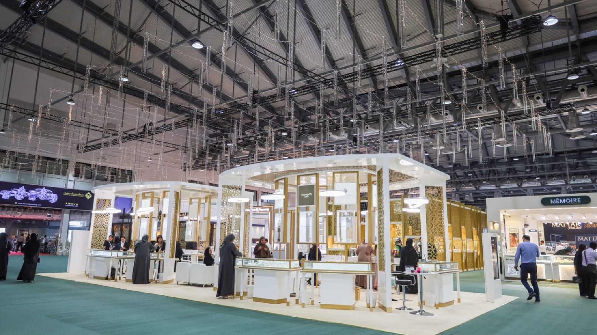 صورة بعنوان: معرض "جواهر الإمارات" يُبهر زواره بتصاميم حصرية ومشغولات نادرة  