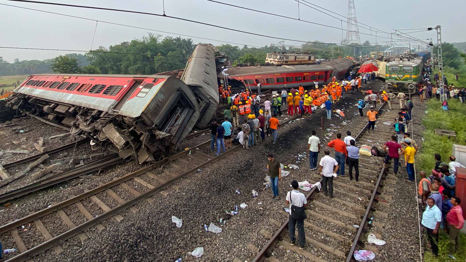 Image for the title: India train crash toll rises to 288: fire chief 