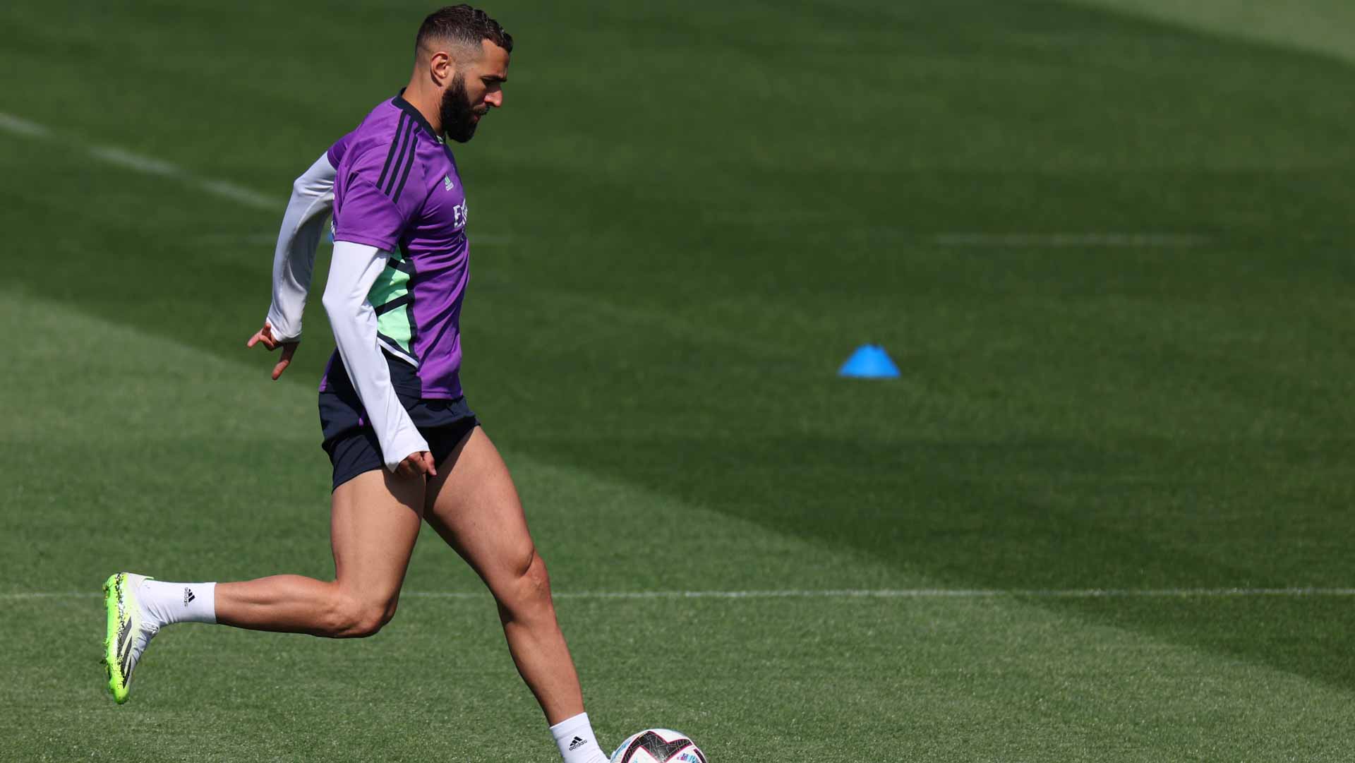 Image for the title: Benzema leaves Real Madrid after 14-year career 