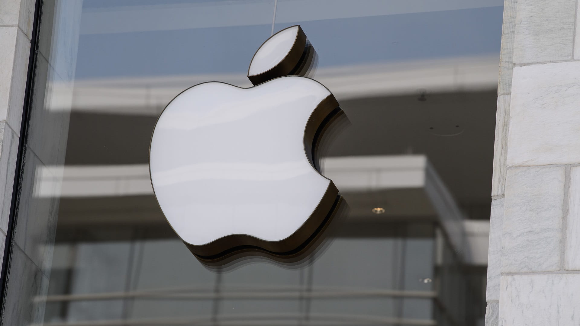 Image for the title: Apple mixed-reality headset to take aim at the metaverse 